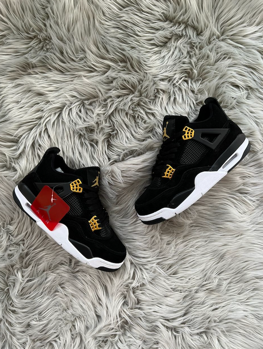 Jordan 4 negras detalles dorados