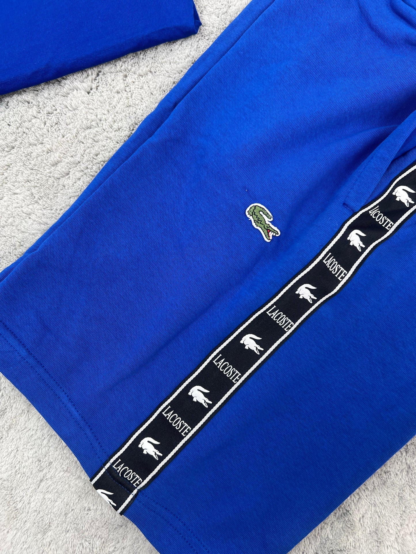 Conjunto corto lacoste azul logo verde lineas negras
