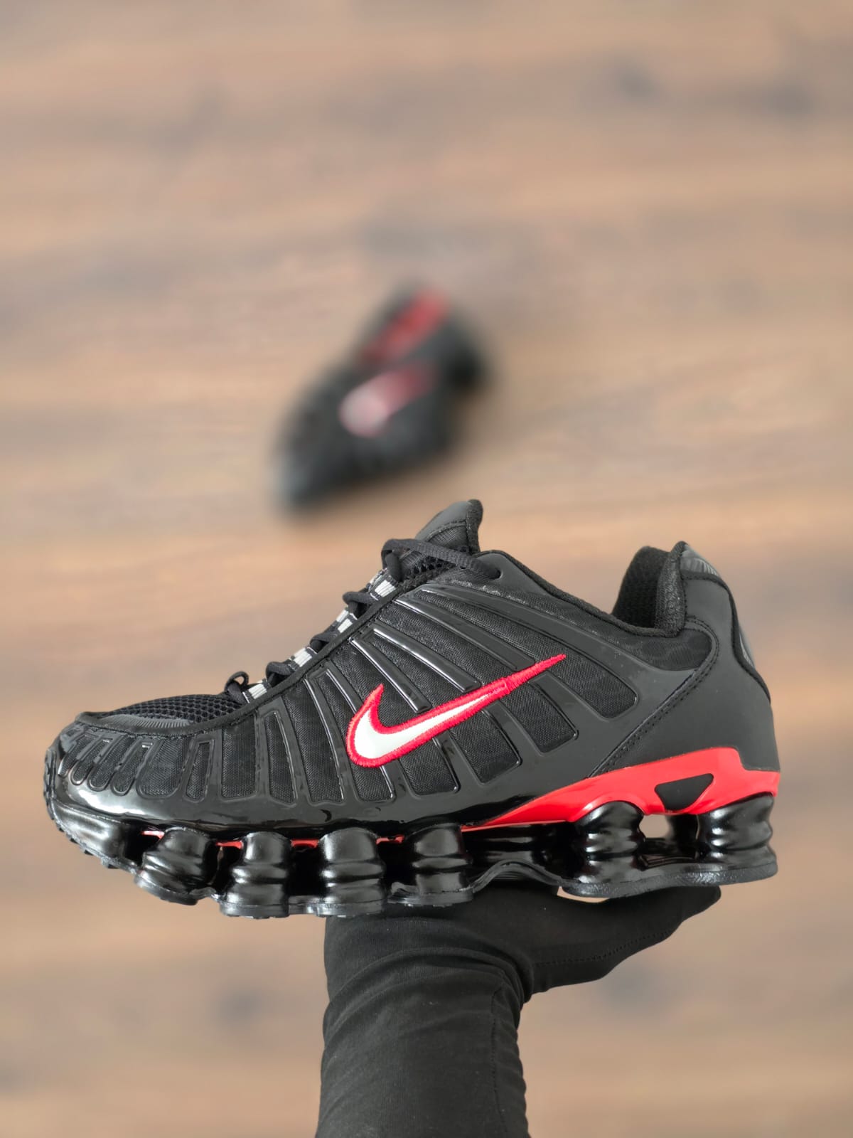 Shox negra logo rojo