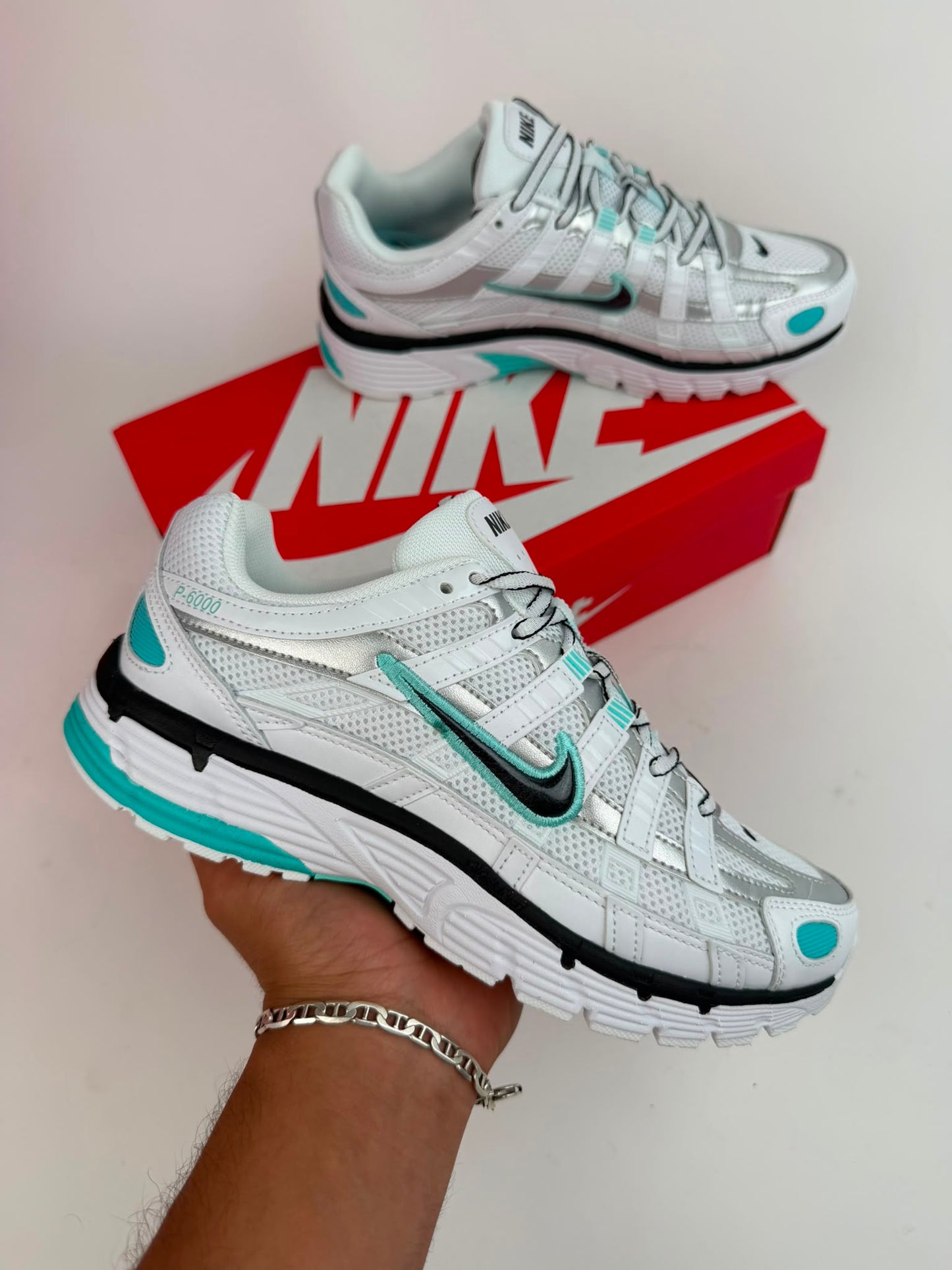 Nike P-6000 blancas detalles grises logo negro contorno azul