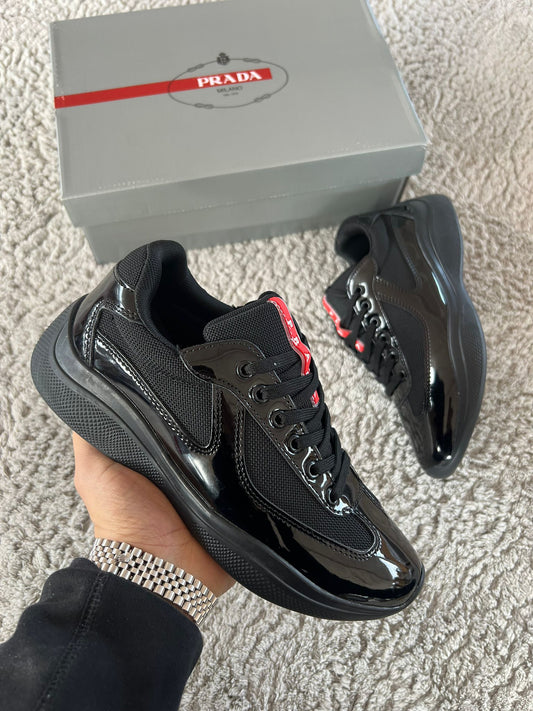 Prada cups negro logo rojo y blanco