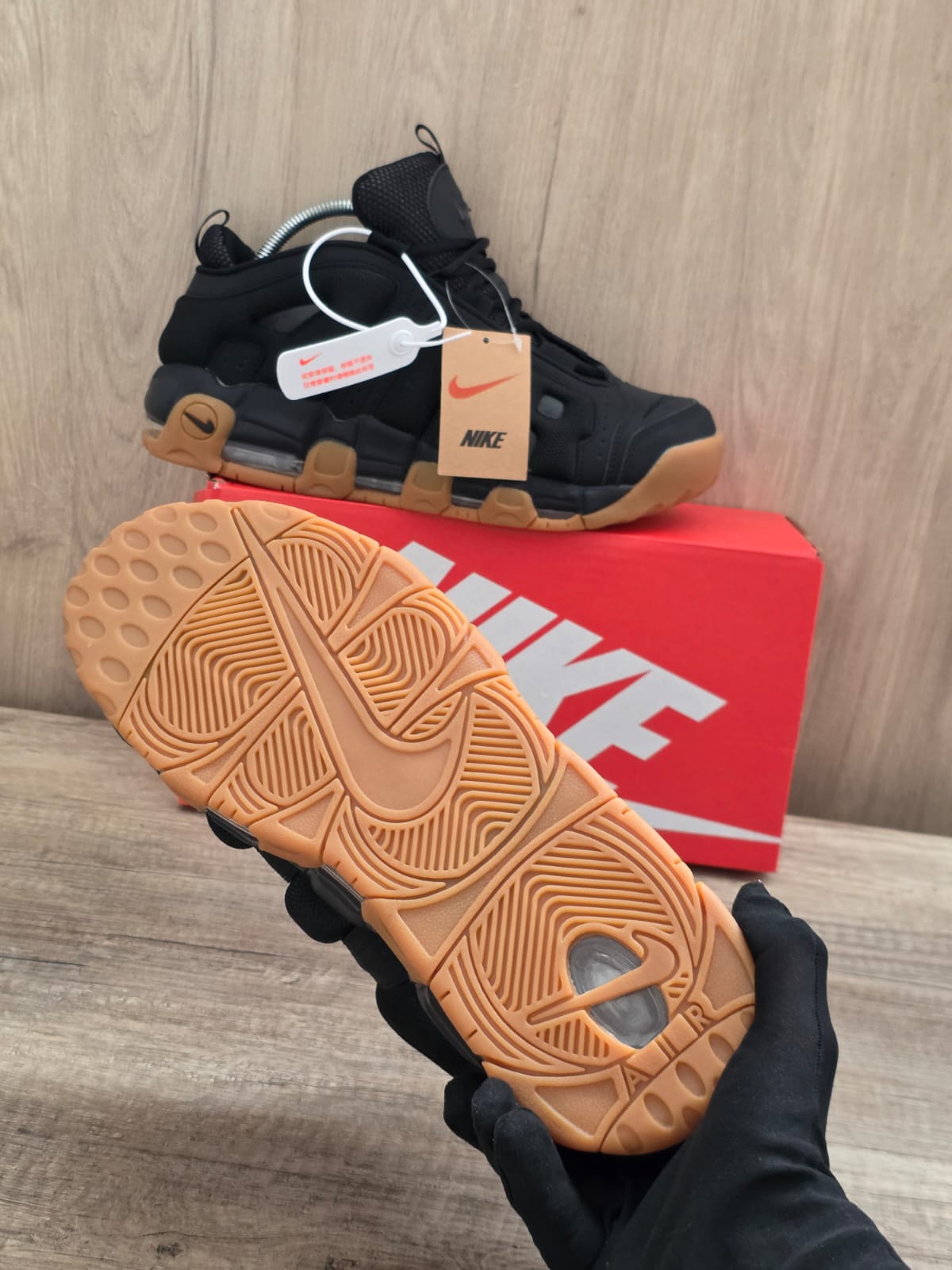 Uptempo low negra suela marron