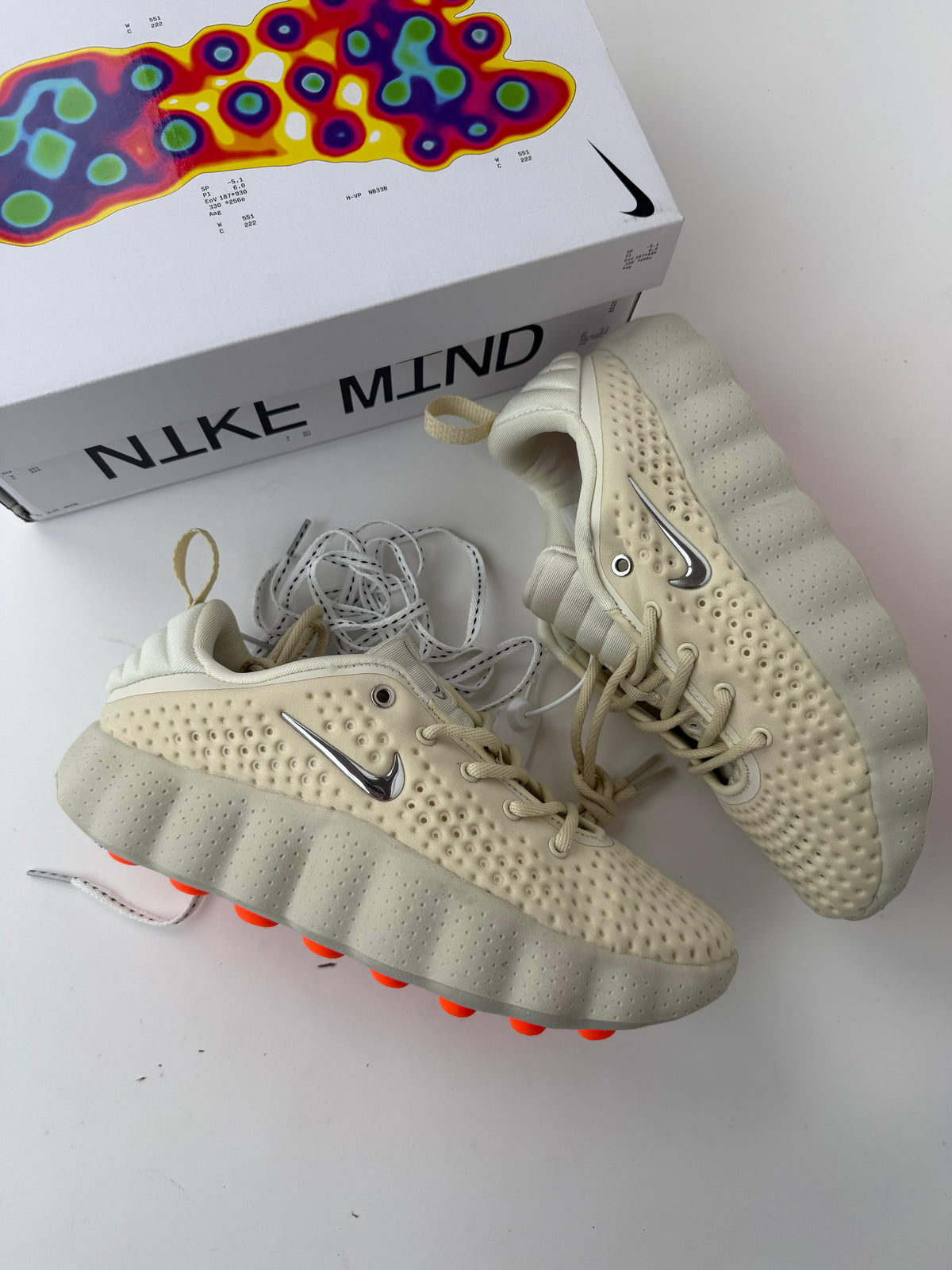 Zapatillas Nike mind crema detalles naranjas logo plateado