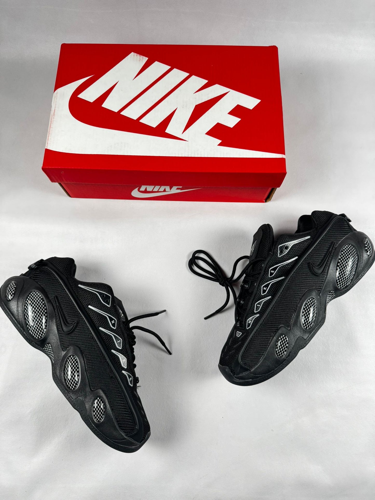 Nike nocta negras logo blanco y negro