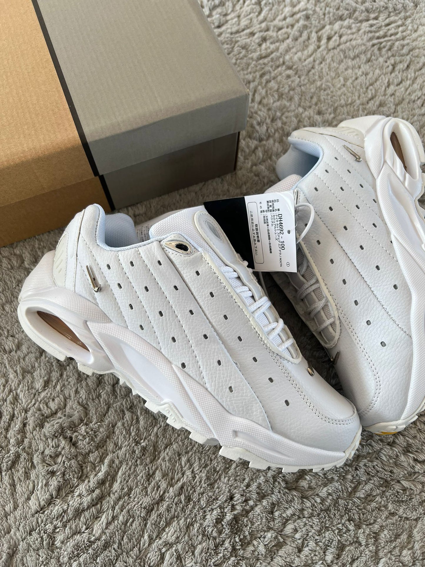 Nike nocta blancas logo plateado detalles amarillos