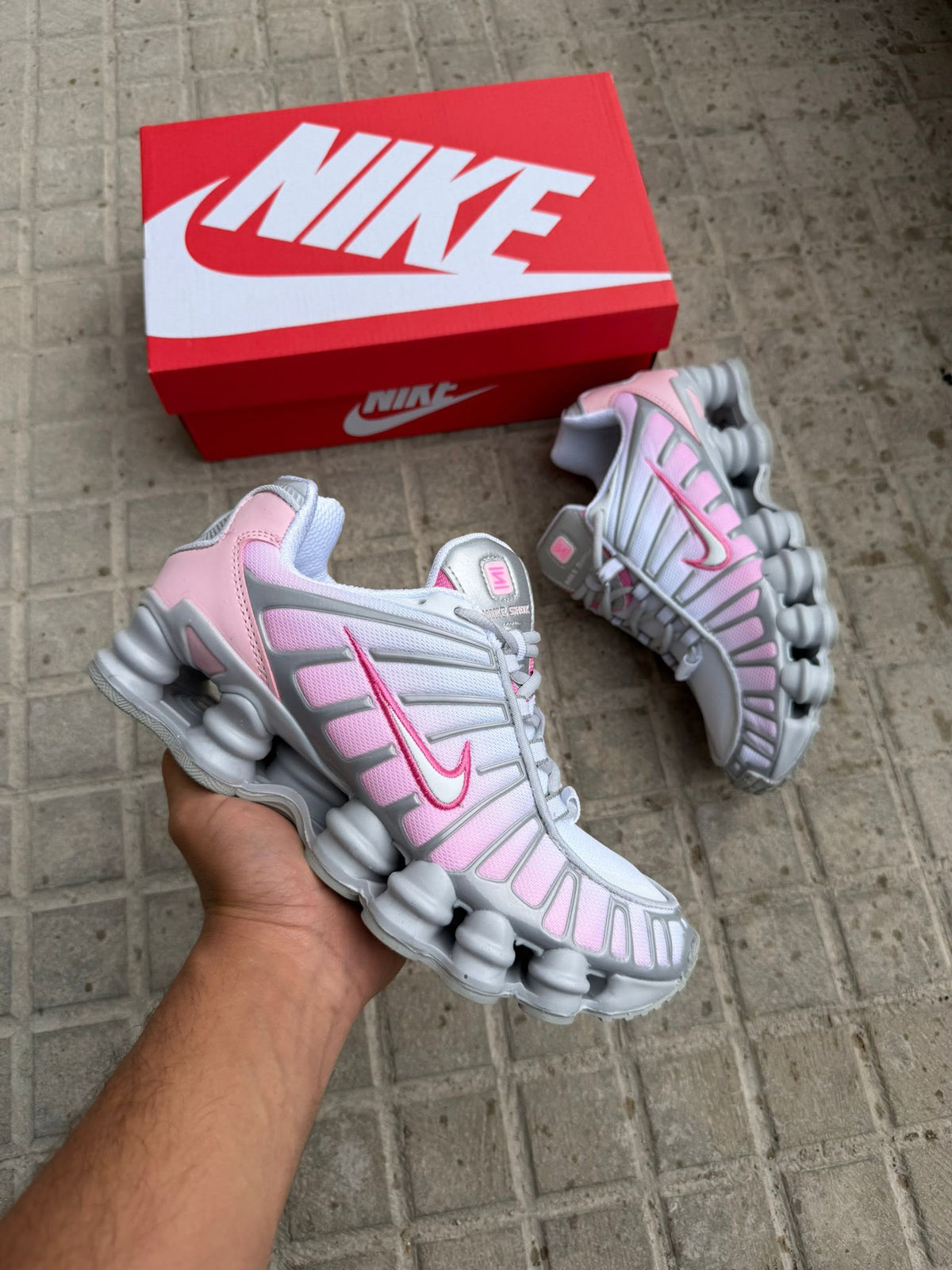 Shox rosas detalles grises logo blanco