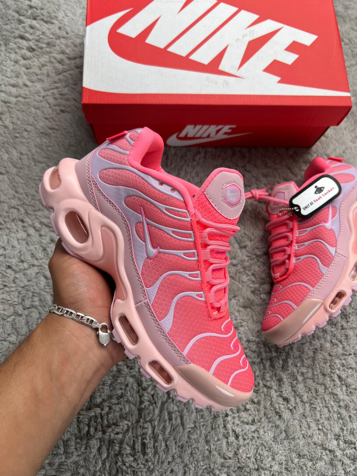 Nike tn rosa logo blanco contorno rosa