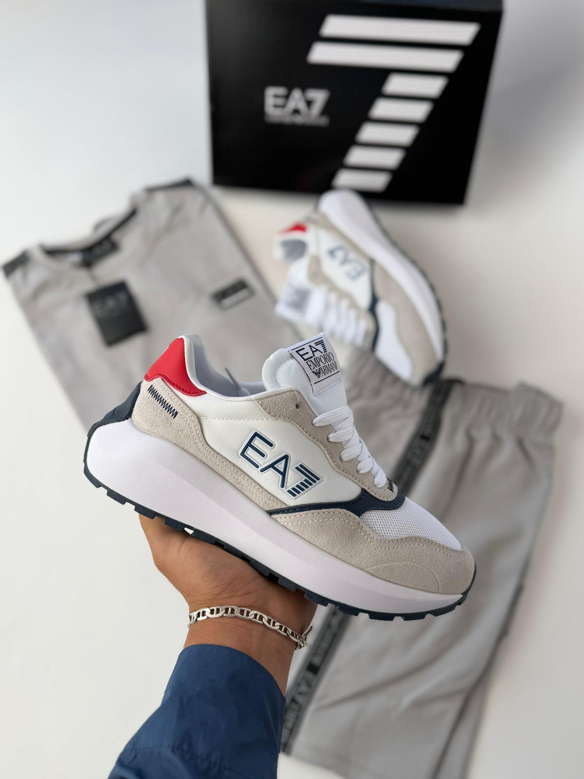 Armani blanco logo azul contorno blanco