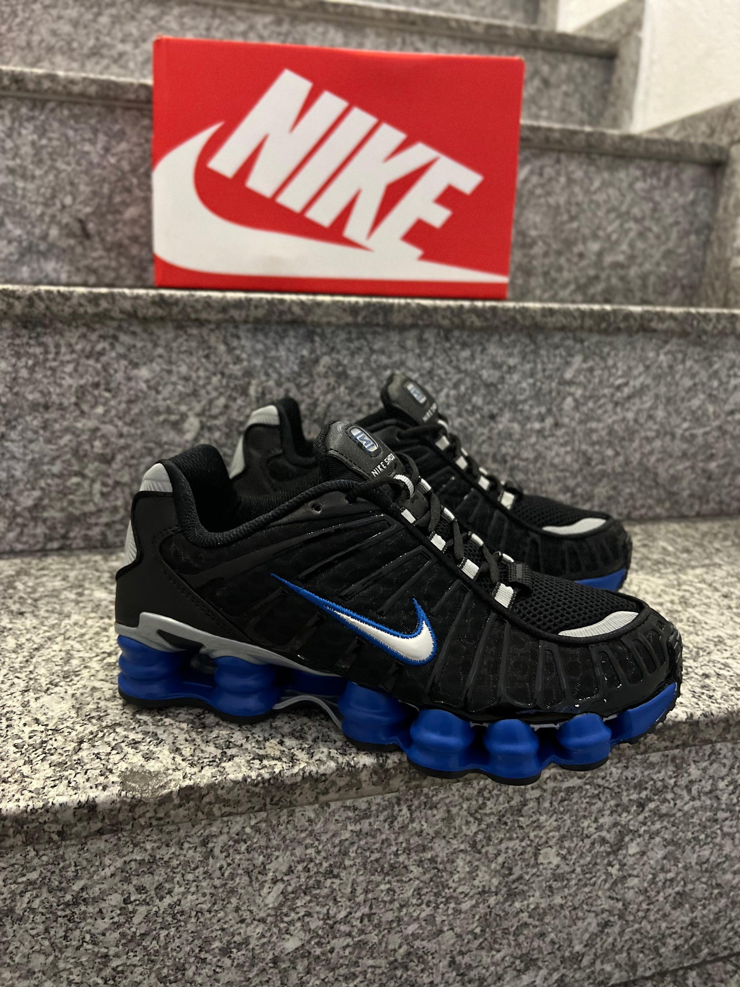 Shox negras y azules logo blanco contorno azul