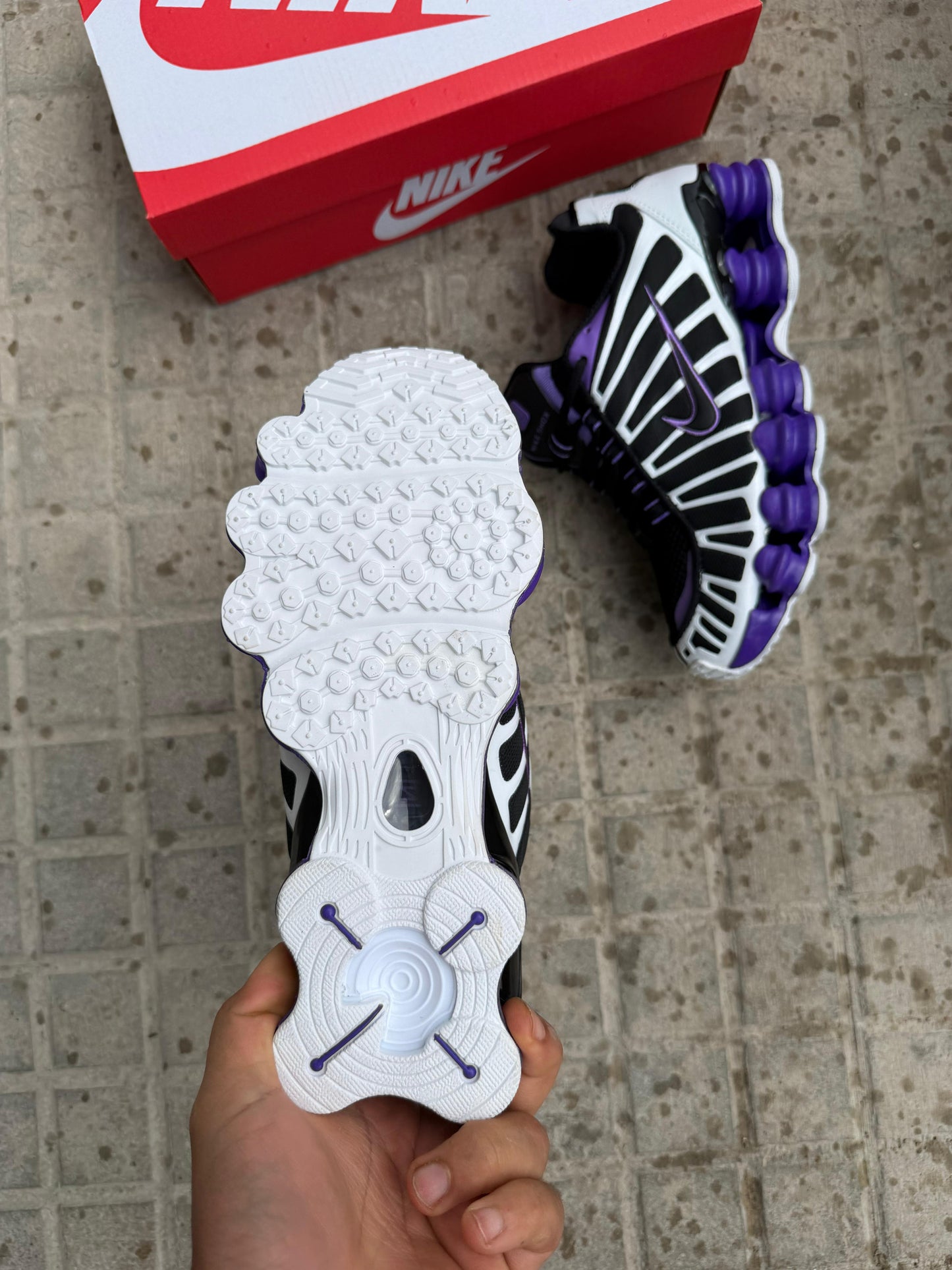 Shox negras y blancas logo negro contorno morado
