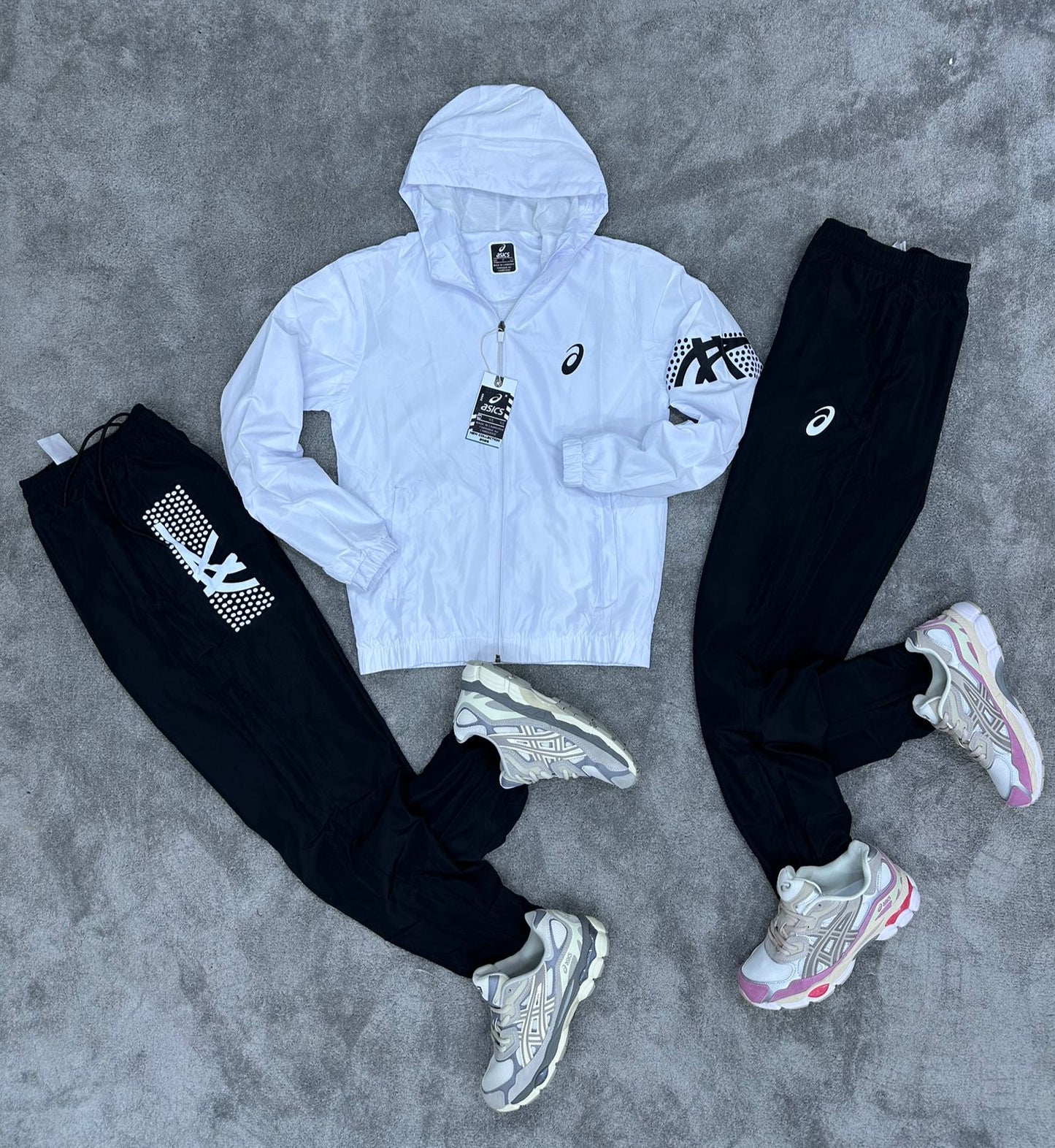 Chandal ASICS blanco logo negro