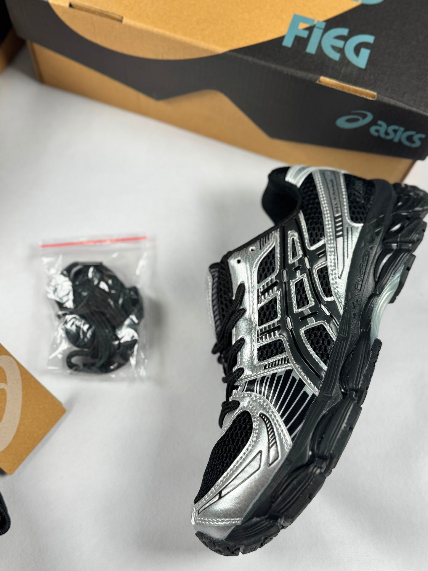 Asics negras y plateadas