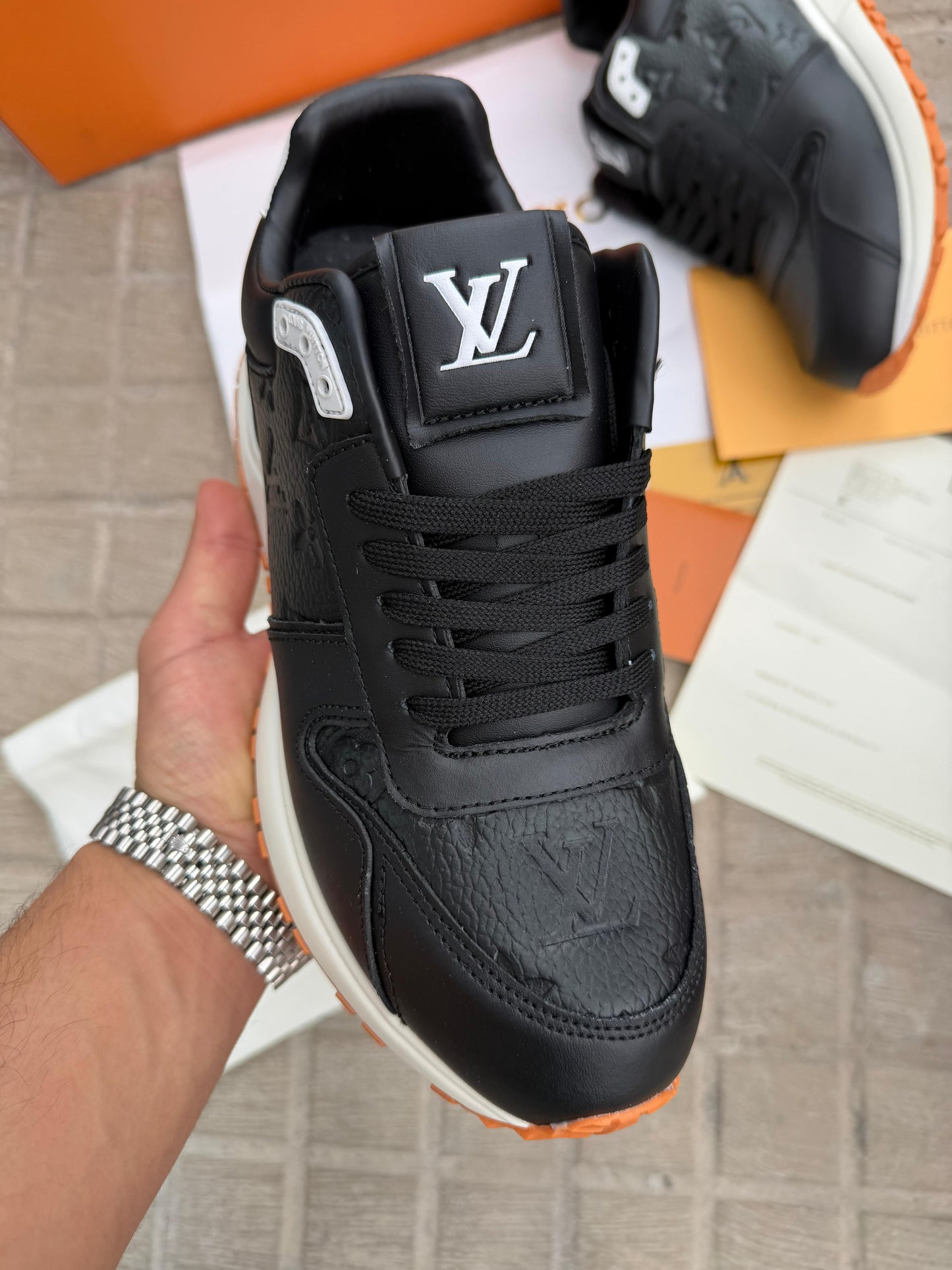 LV Run Away negras detalles blancos