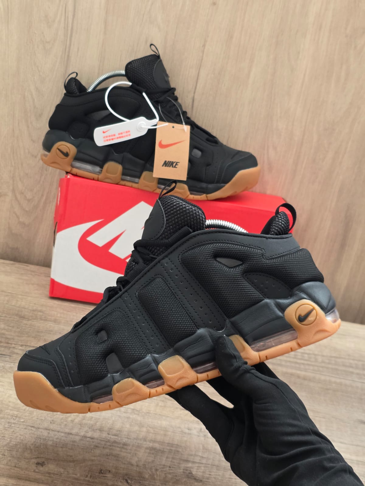 Uptempo low negra suela marron