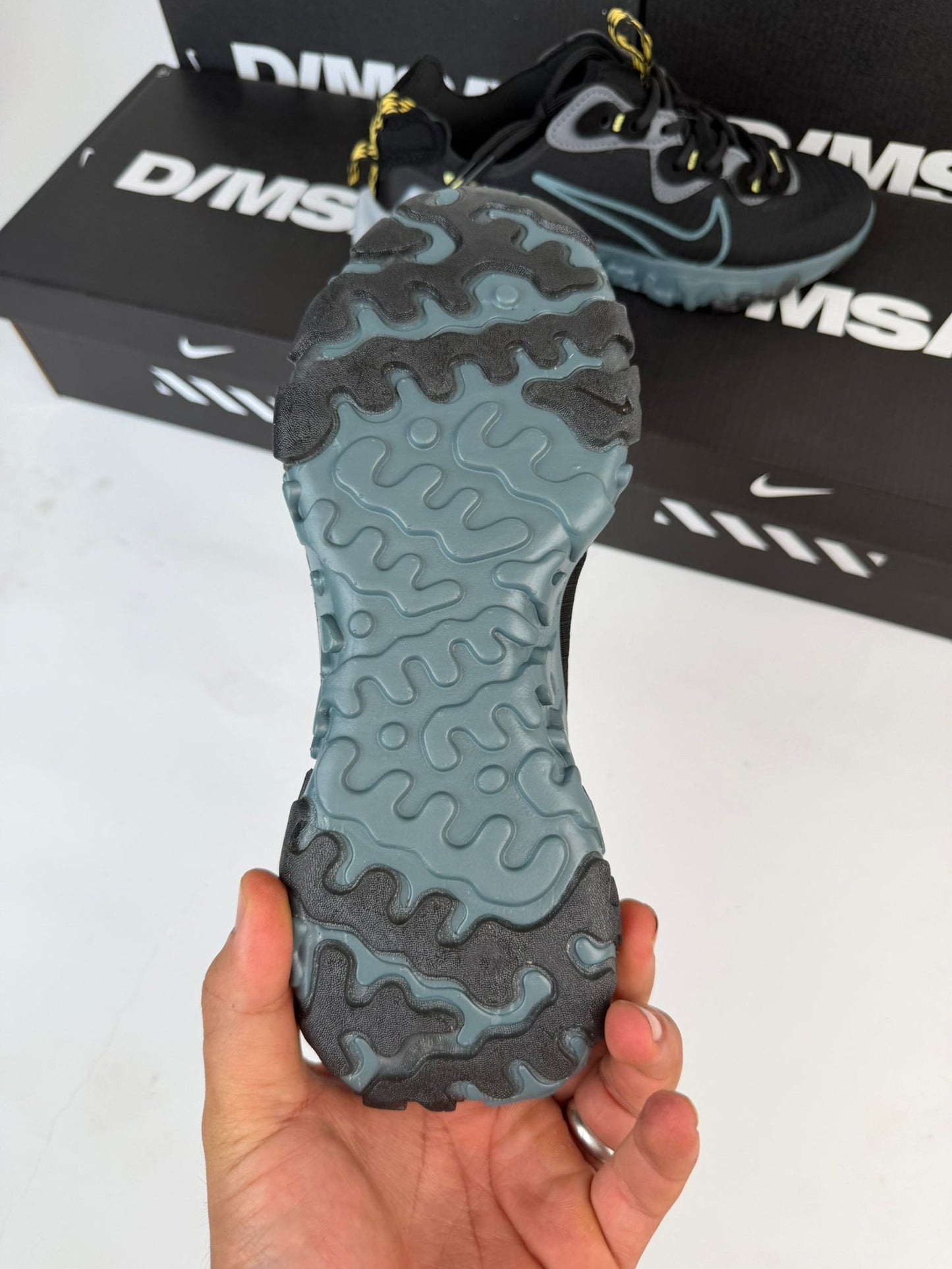 Nike react vision negras logo azul detalles dorados