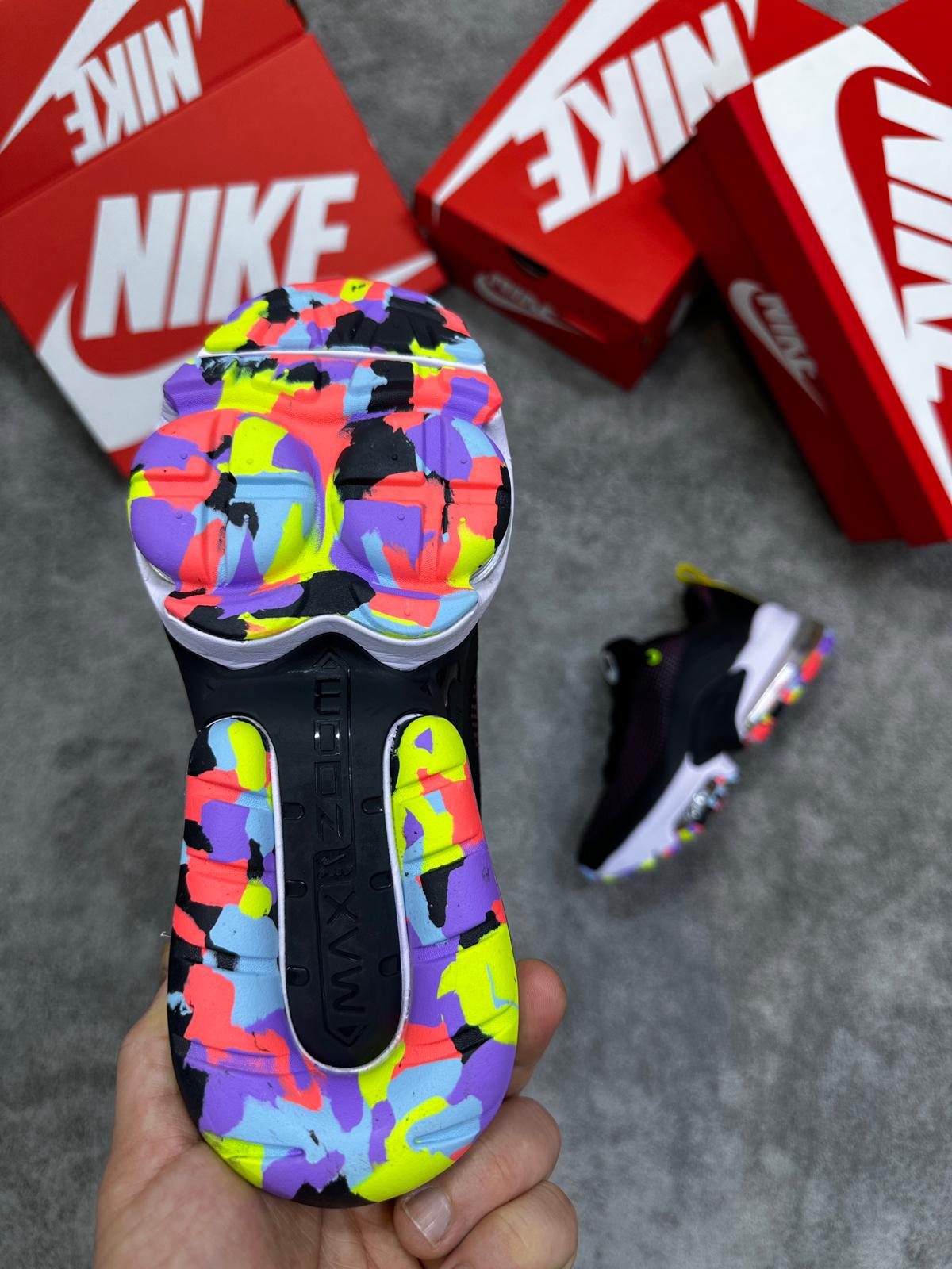 Nike Air Max 2090 negras detalles rosas logo amarillo