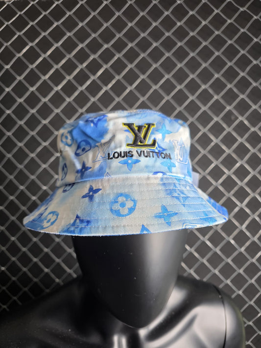 Gorro LV azul y blanco logo negro detalles amarillos