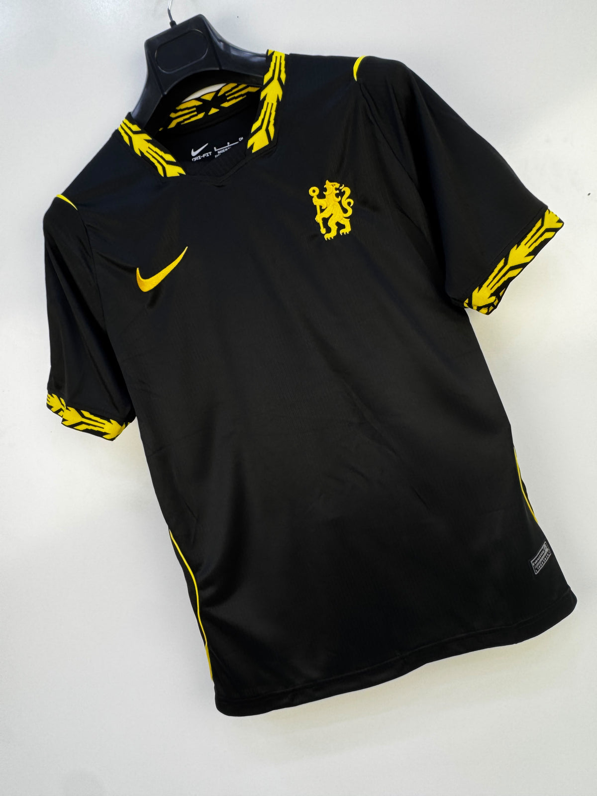 Equipacion Chelsea negra y amarilla