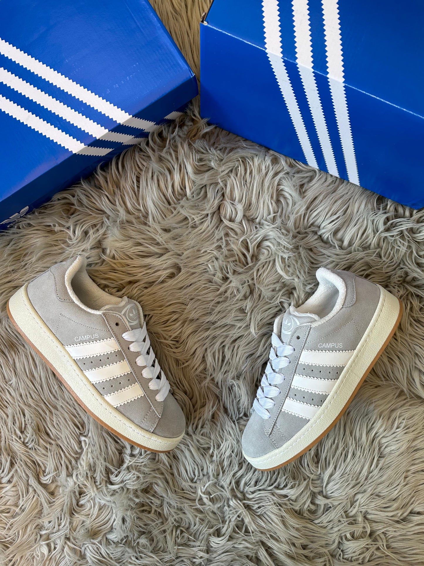 Adidas campus gris logo blanco