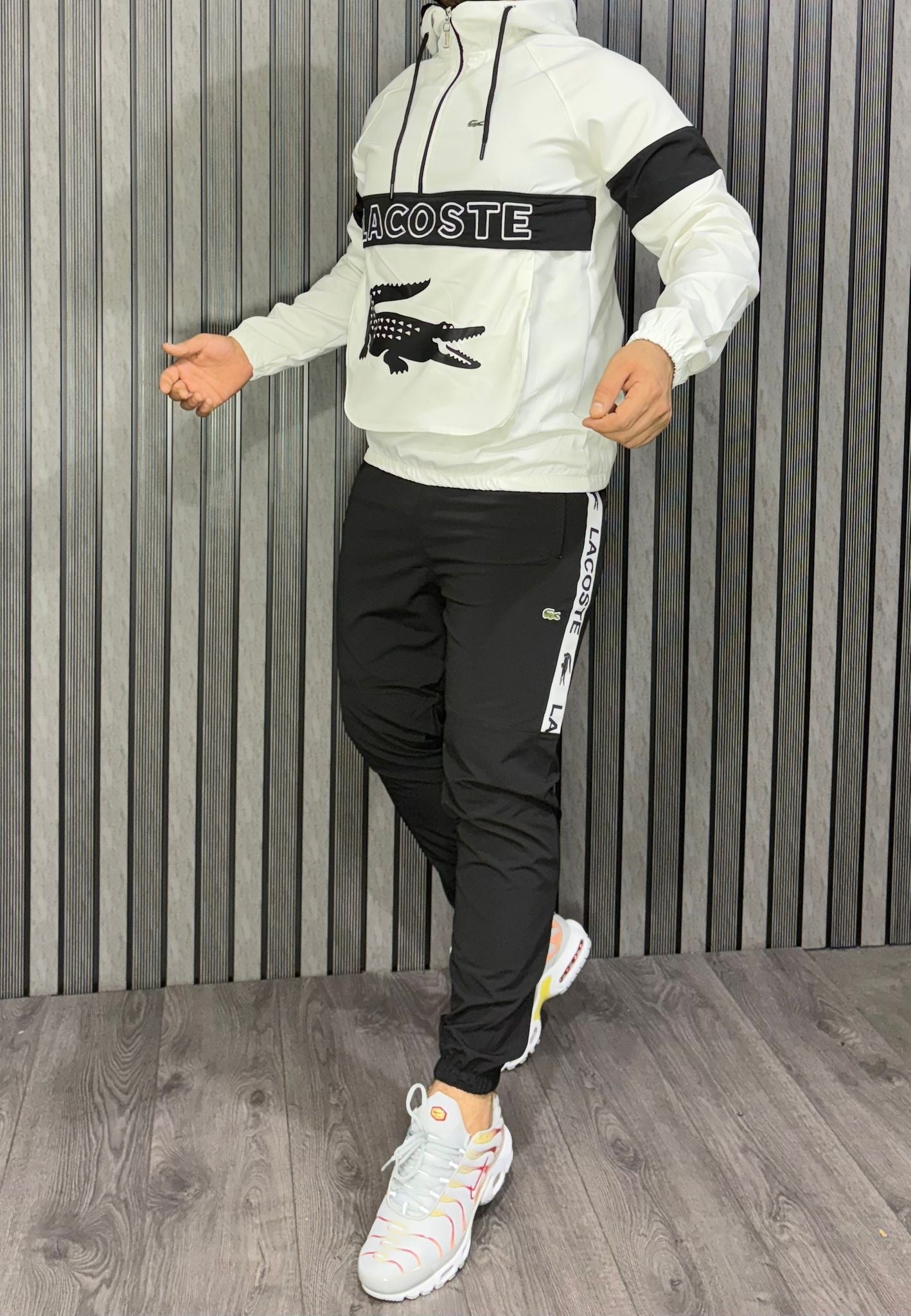 Chandal lacoste blanco y negro logo verde detalles laterales