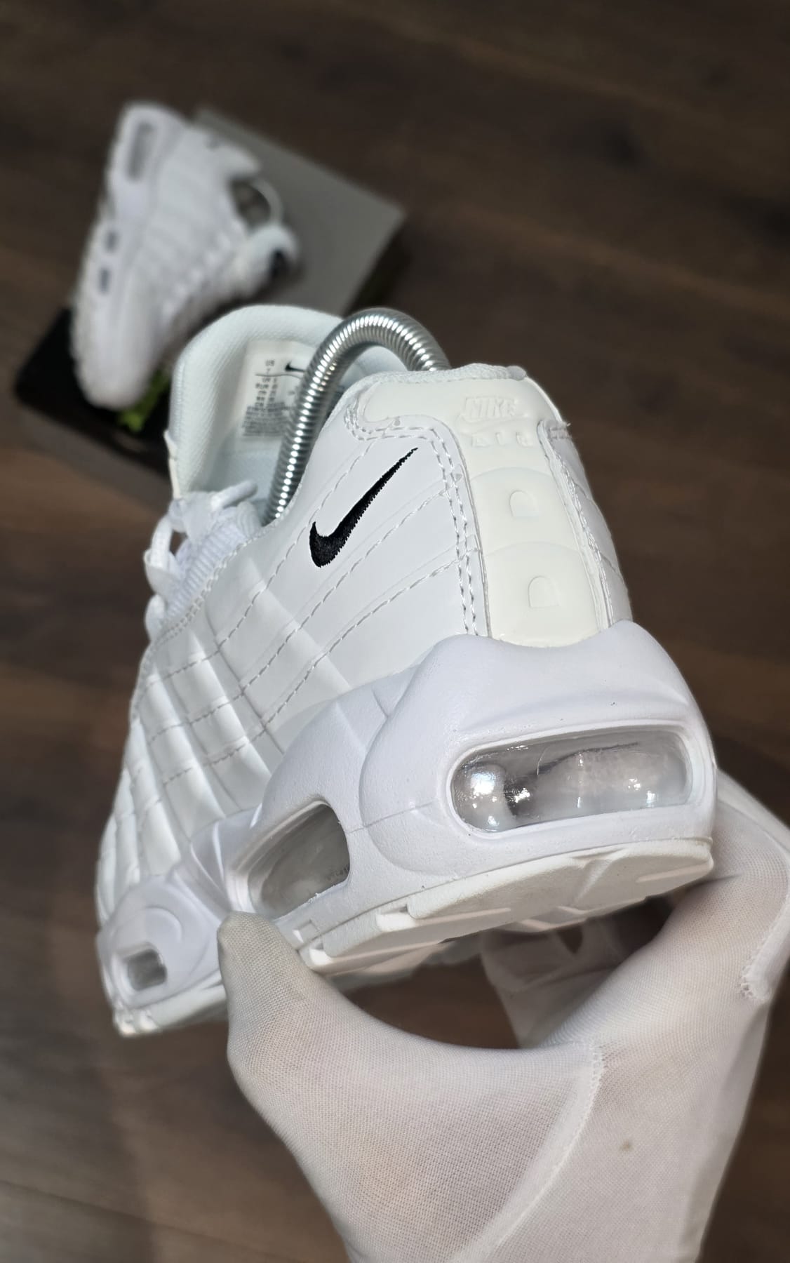 Air max 95 blanca  logo y lengueta negra