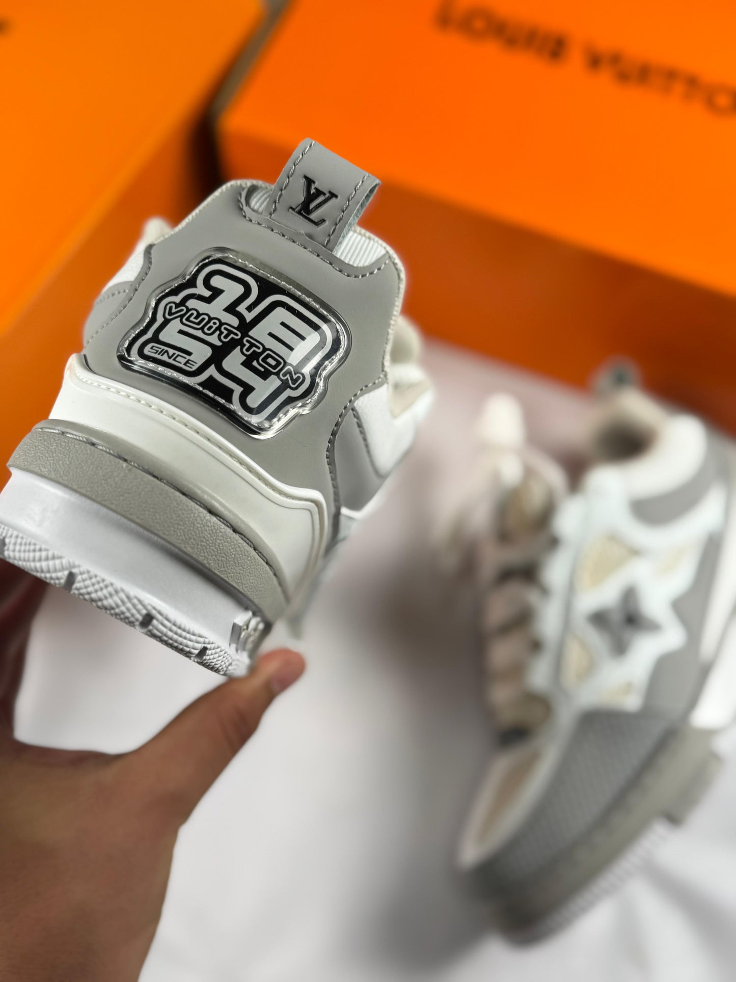 LV skate blancas y grises