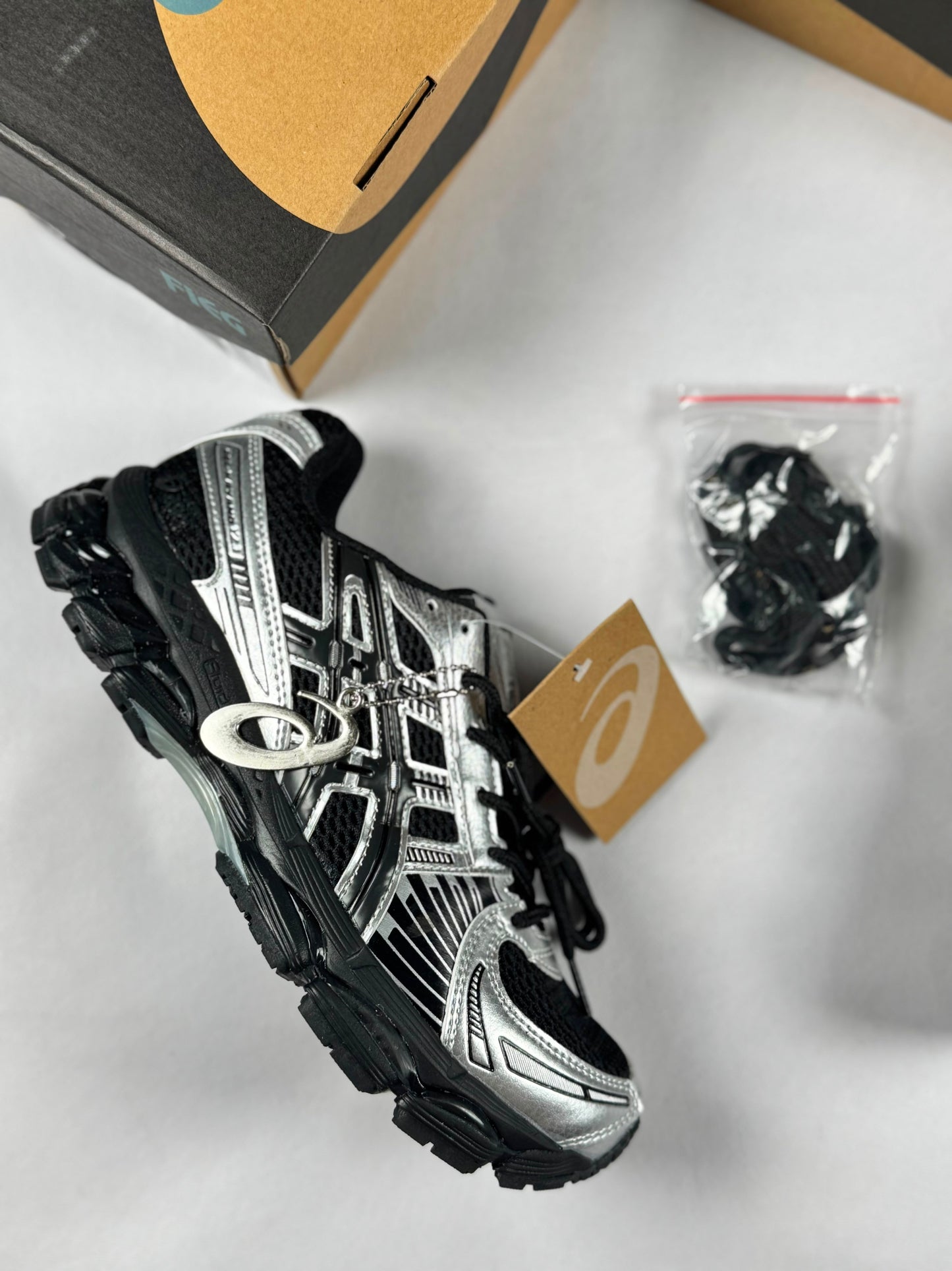 Asics negras y plateadas