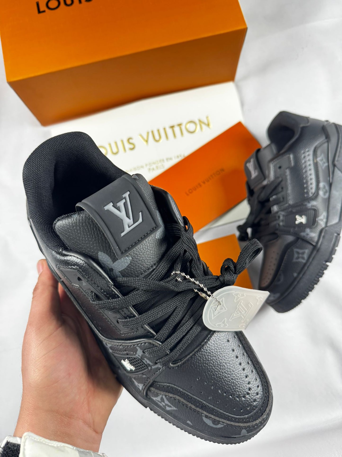 LV trainer negras logo gris y blanco