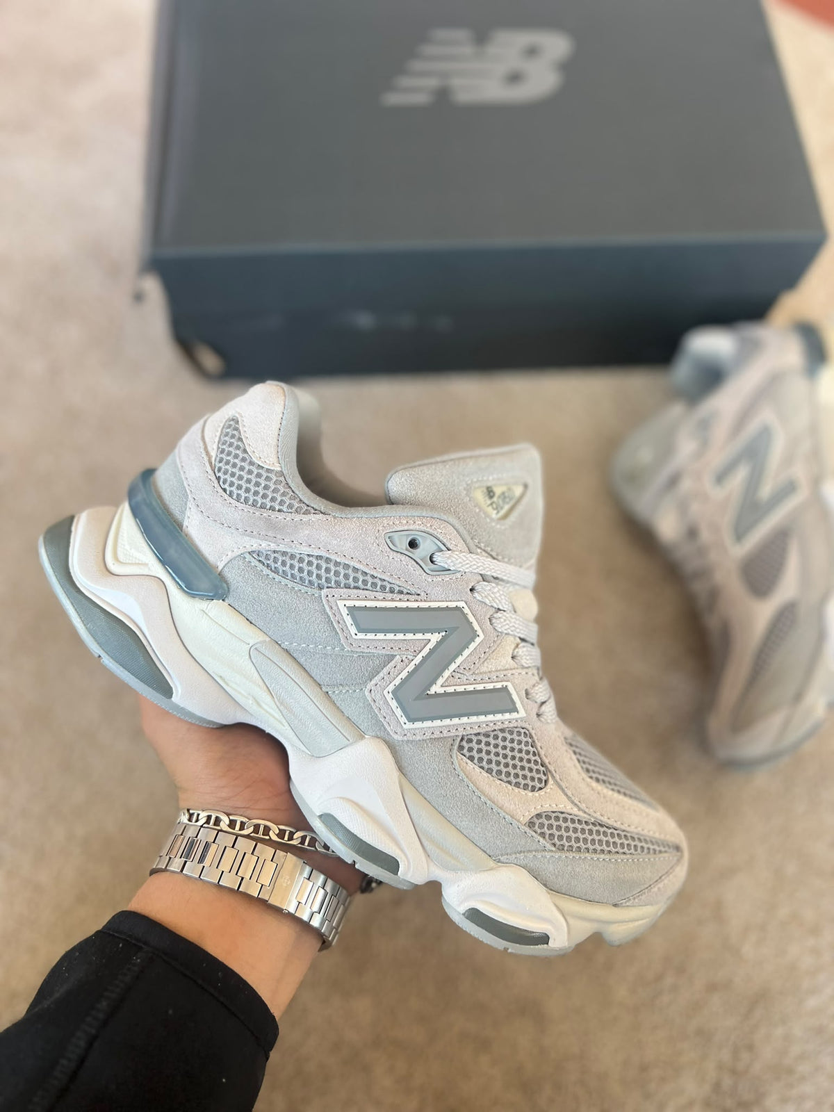 New Balance 9060 cremas y grises