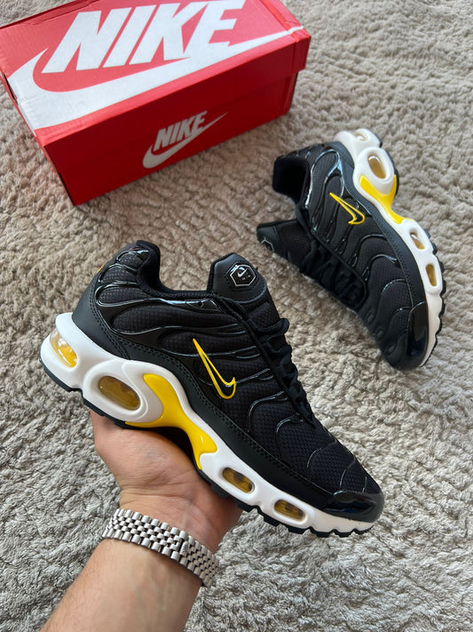Tn negras detalles blancos y amarillos contorno amarillo