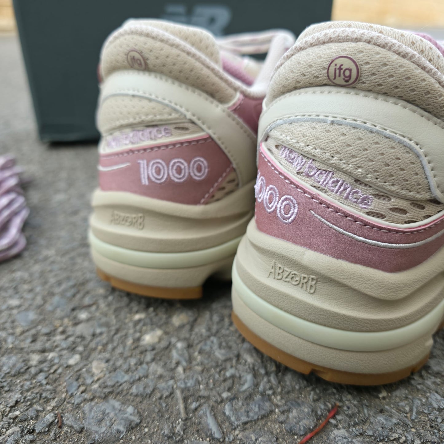 New balance 1000 rosas y crema logo gris contorno crema
