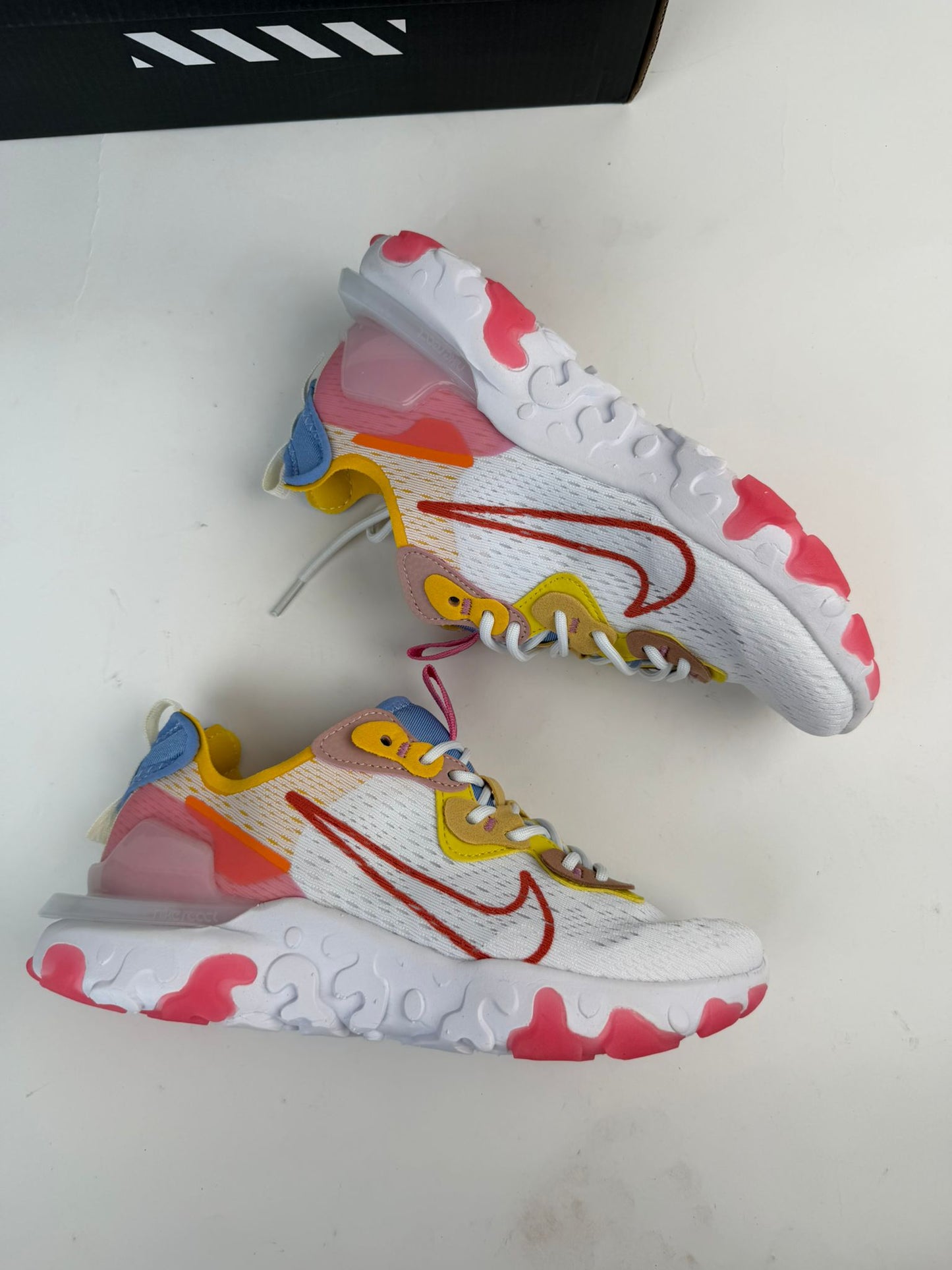 Nike react vision blancas logo rojo detalles rosas y amarillos