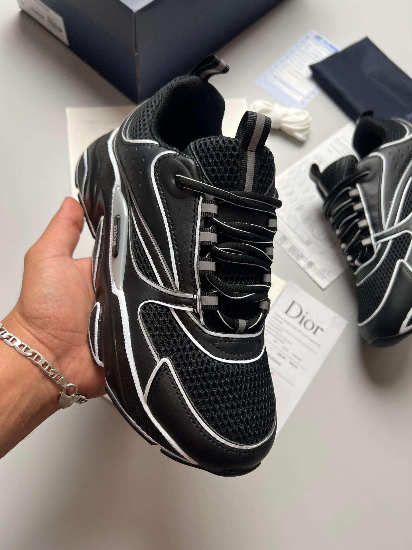 Dior B22 negras lineas blancas brillantes detalles grises