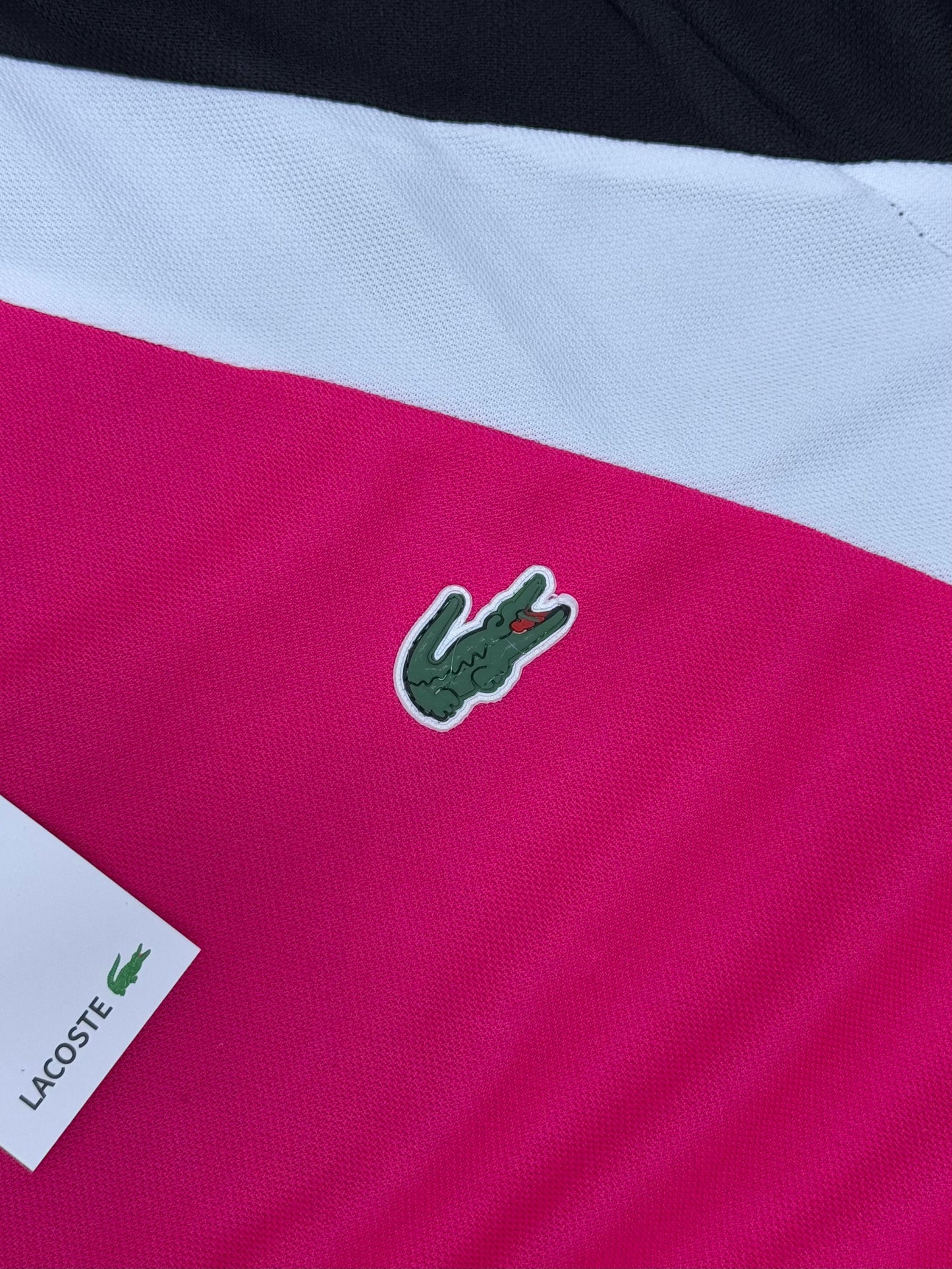 Conjunto corto lacoste rosa logo verde detalles blancos y negros
