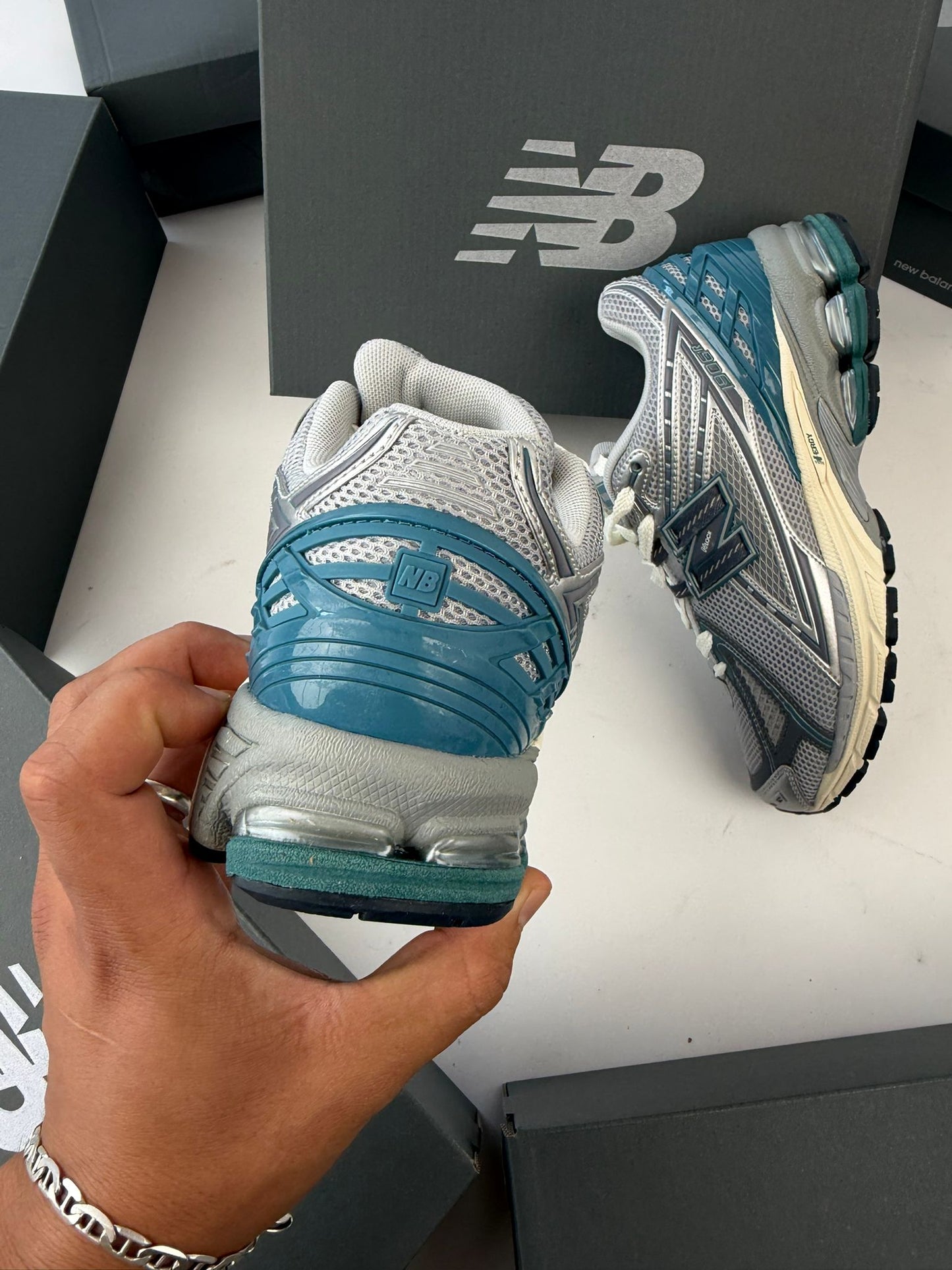 New Balance 1906R grises detalles azules