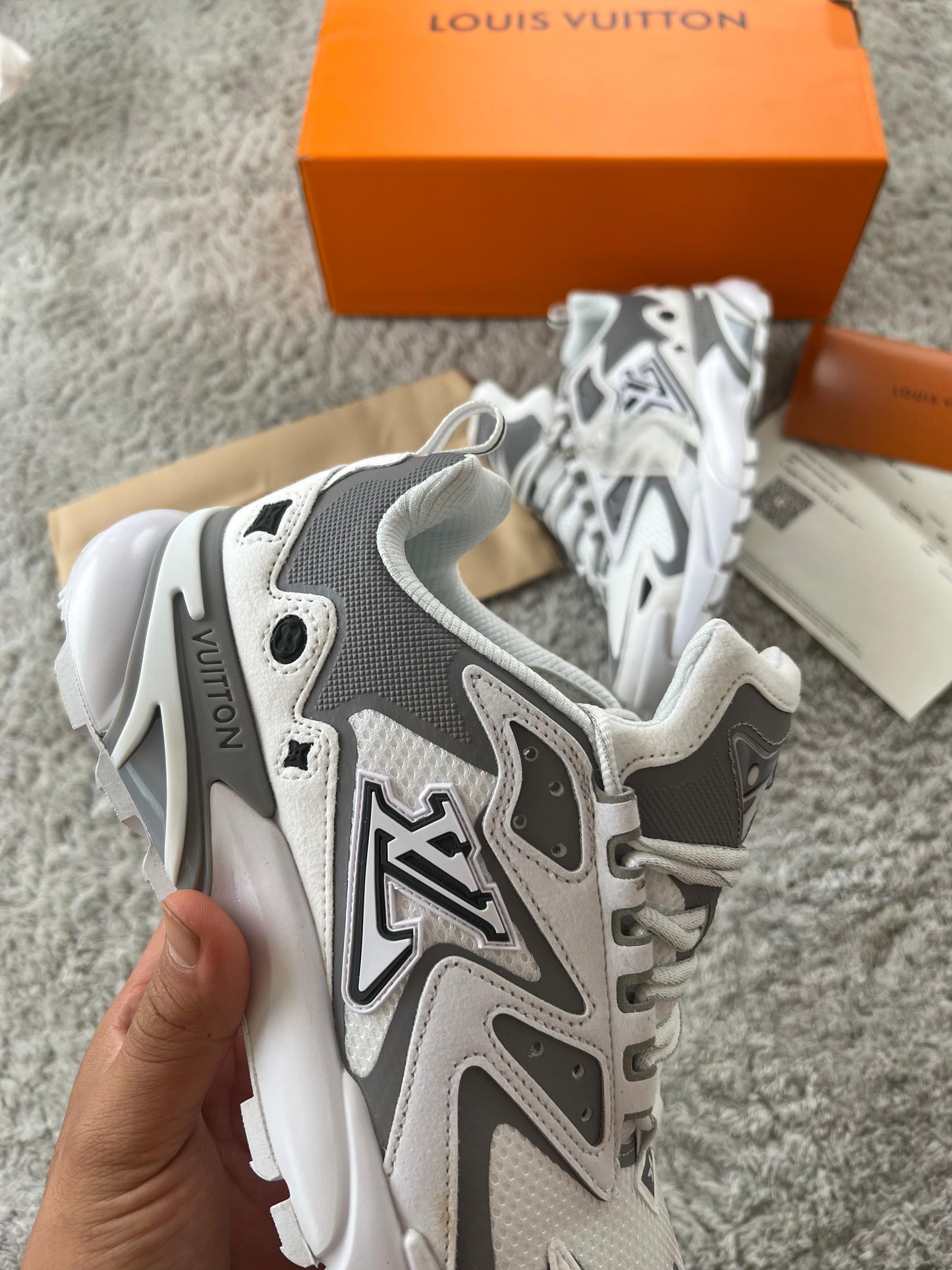 LOUIS VUITTON Runner TATIC blanca y gris