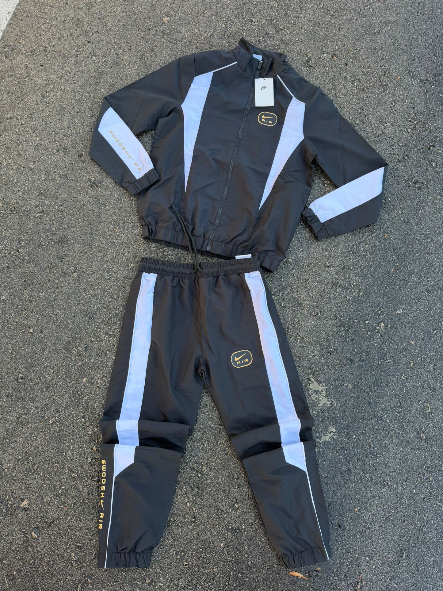 Chandal nike air negros detalles blancos logo dorado contorno negro