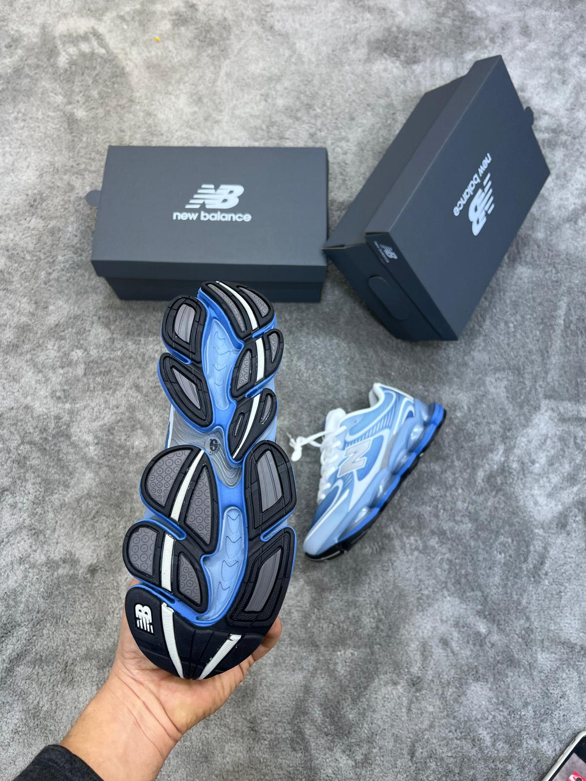 New Balance 2000 azules logo gris