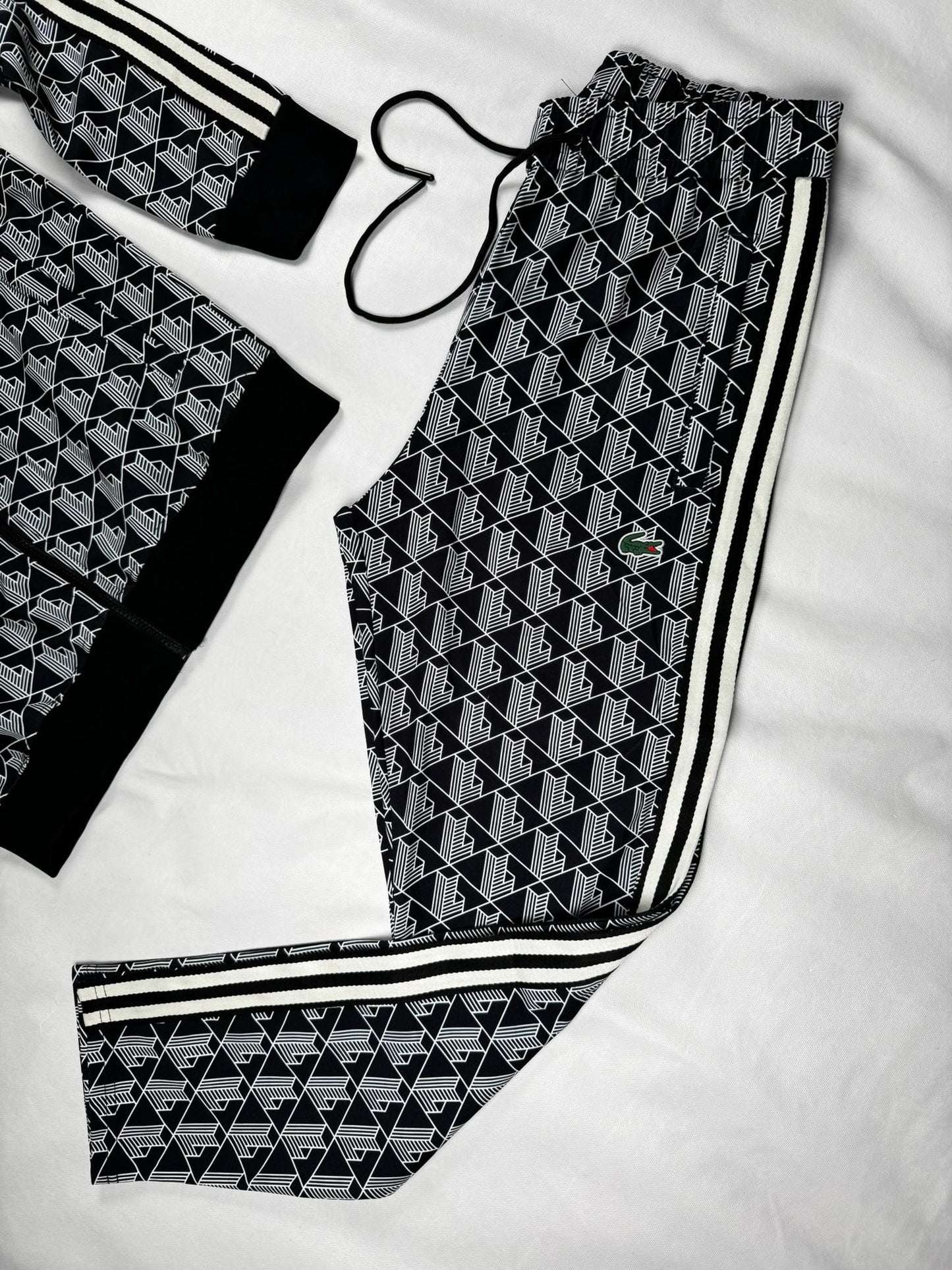 Chandal lacoste negro y gris logo verde lineas blancas