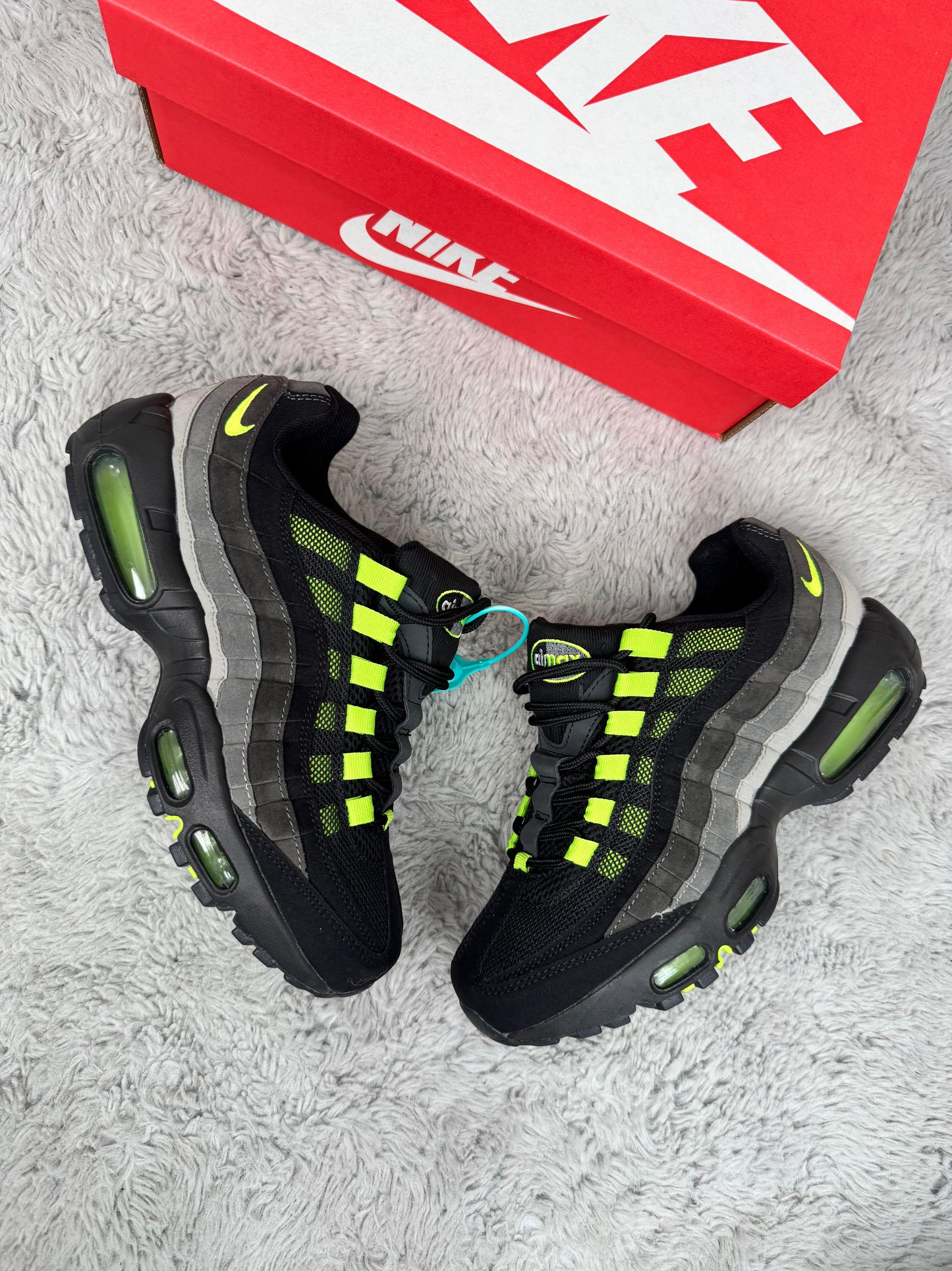 Air max 95 negras y verdes detalles grises