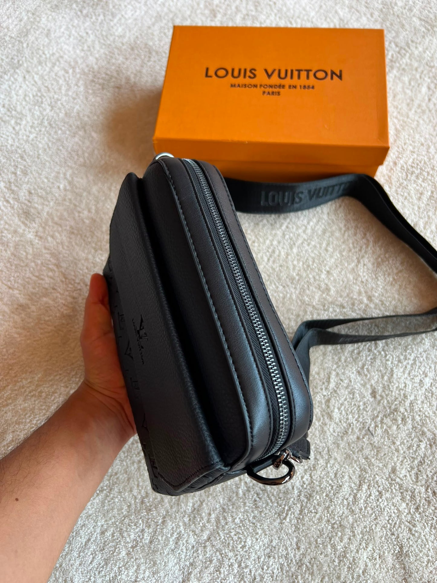 Bandolera Hombre LV logos negros