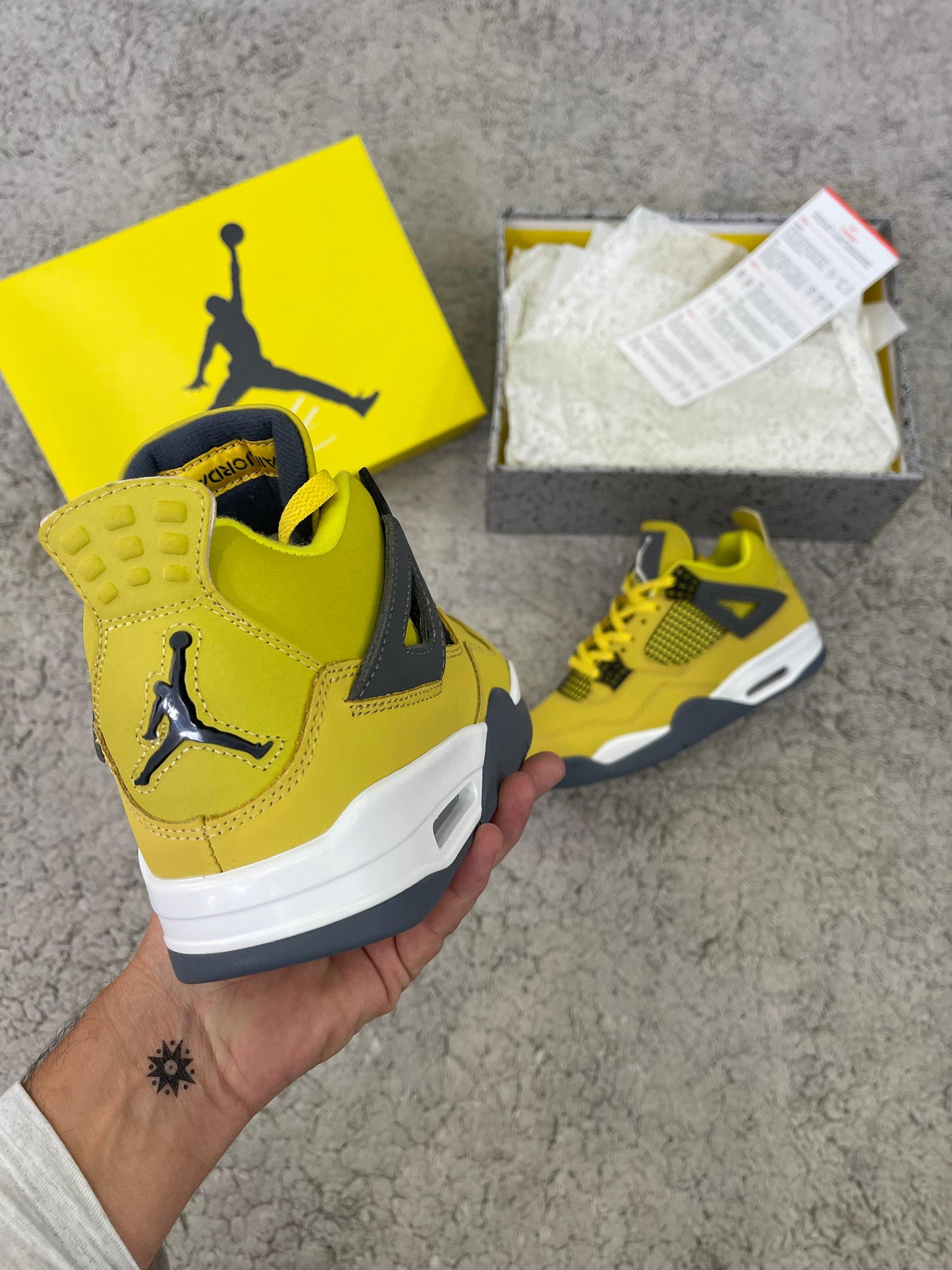 JORDAN 4 amarillas logo blanco detalles negros