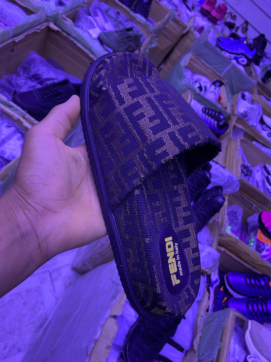 Chanclas Fendi dorada logo negro