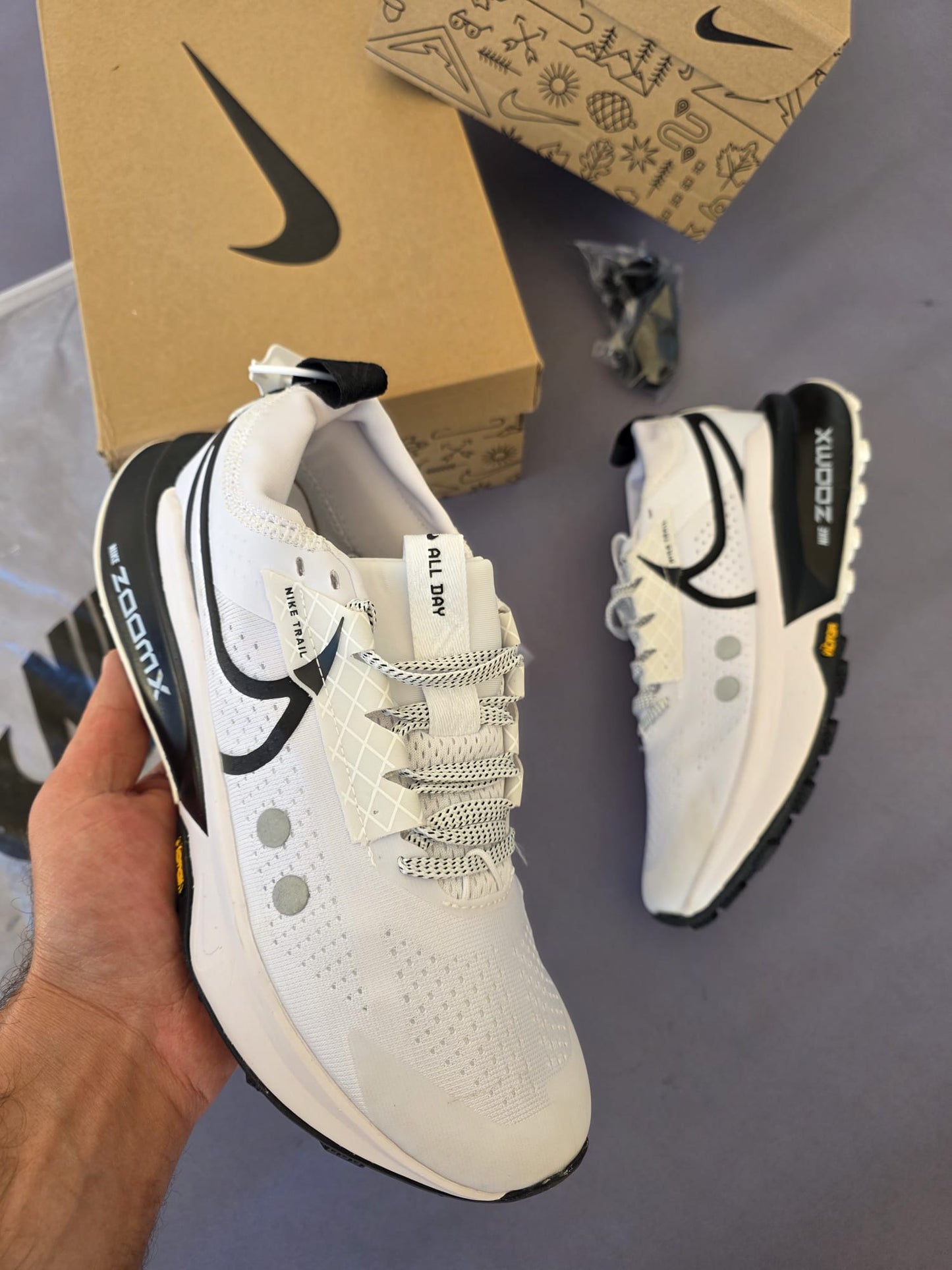 Nike ZoomX Zegama Trail 2 blanca logo negro detalles amarillos