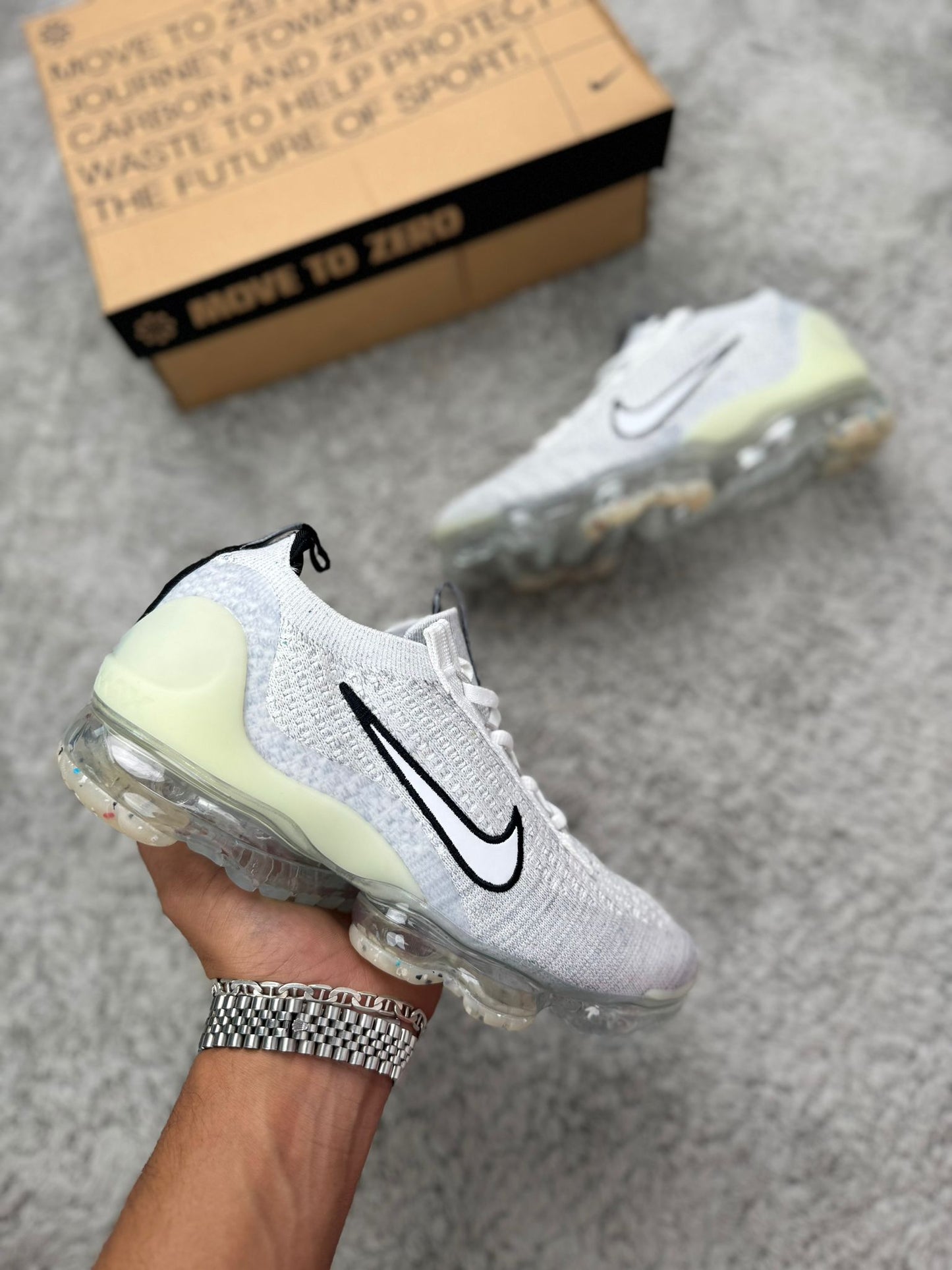 Vapormax 2024 grises logo blanco contorno negro