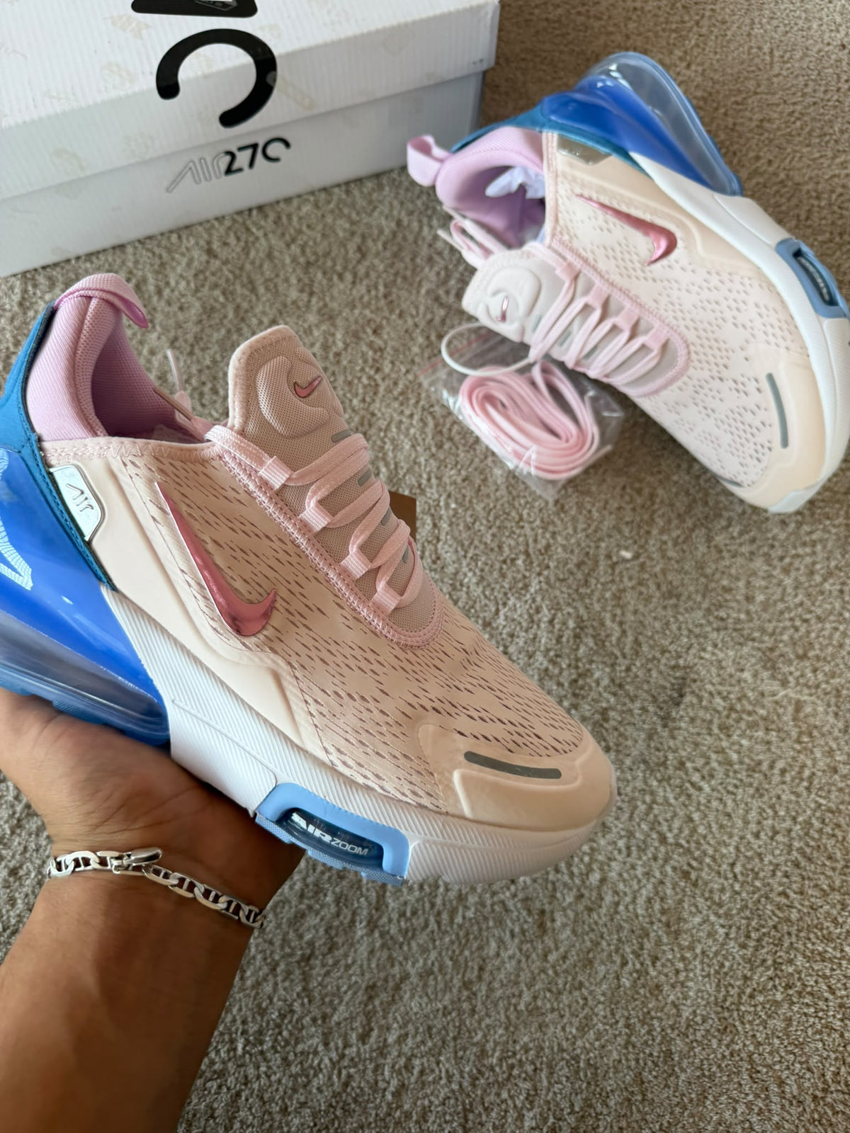 Air max 270 logo rosa detalles azules