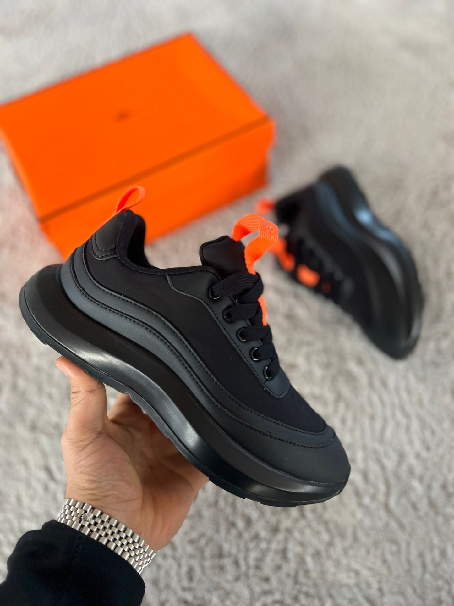 Hermes negras detalles naranjas