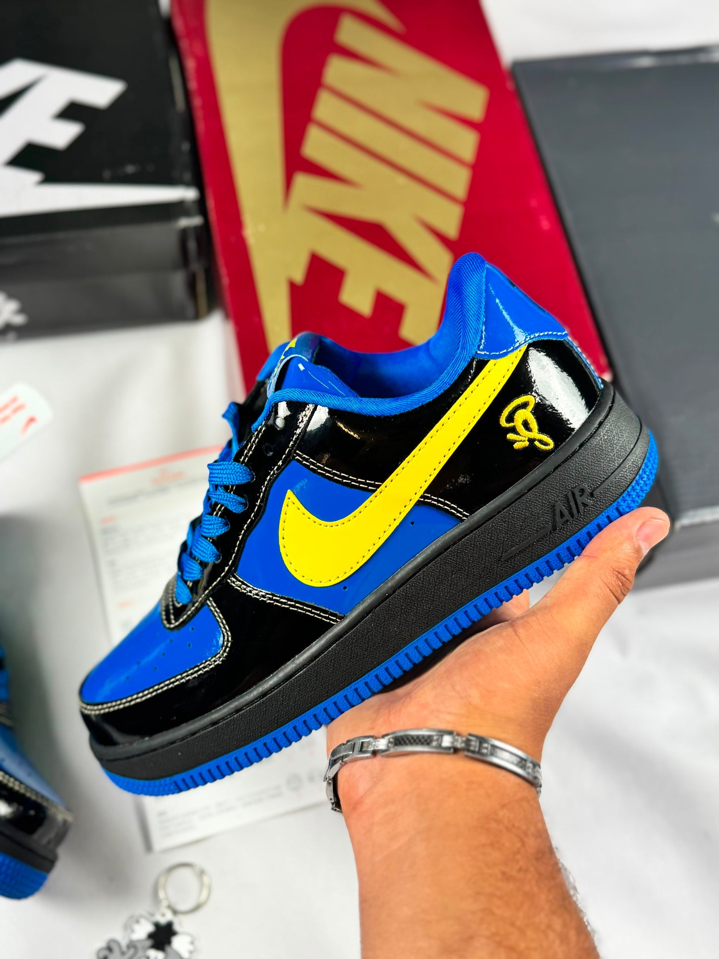 Air Force x Central Cee negras y azules logo amarillo