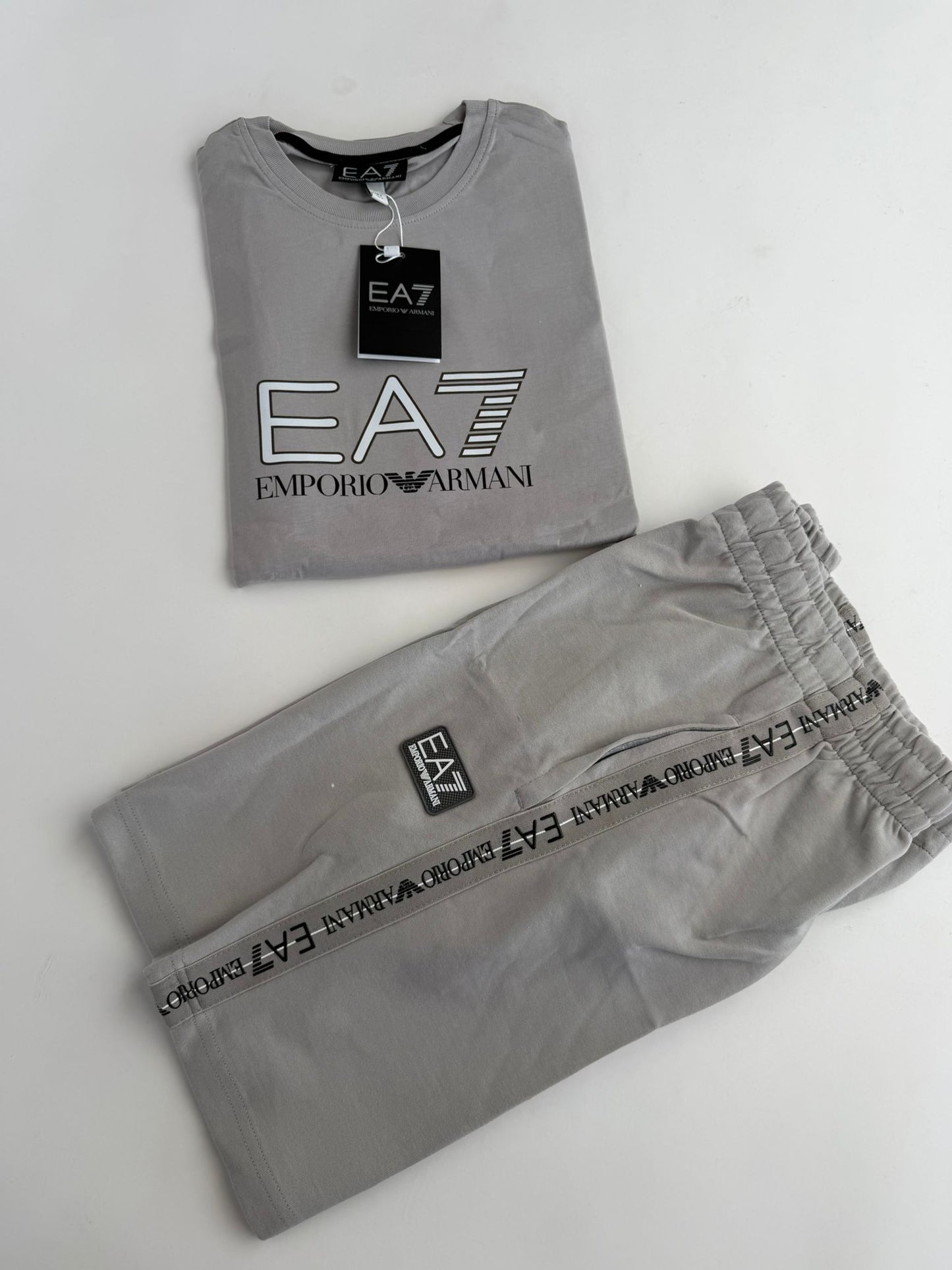 Conjunto corto armani gris logo blanco contorno negro