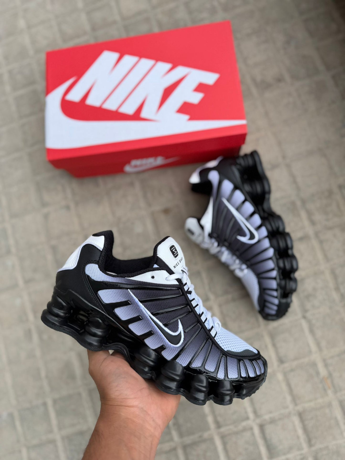 Shox negras logo negro contorno blanco detalles grises